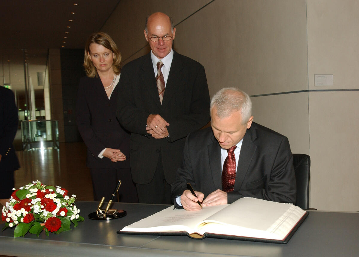 Lammert, Norbert; Jurek, Marek Bundestagspräsident Dr. Norbert Lammert , CDU/CSU, (mi.), empfängt den Marschall des Sejms der Republik Polen, Marek Jurek, (re.).; Hier: Eintrag in das Gästebuch des Deutschen Bundestages.