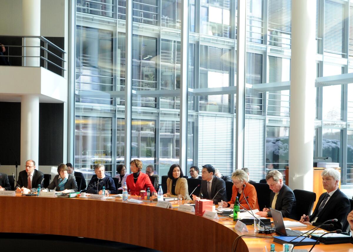 Dr. Philipp Rösler, (4.v.re), FDP, Bundesminister für Wirtschaft und Technologie ist zu Gast beim Ausschuss des Deutschen Bundestages für Umwelt, Naturschutz und Reaktorsicherheit. Die Sitzung wird von der Vorsitzenden Eva Bulling-Schröter, (3.v.re), DIE LINKE, geleitet.; Übersicht. Bulling-Schröter, Eva; Rösler, Philipp Dr. Philipp Rösler, (4.v.re), FDP, Bundesminister für Wirtschaft und Technologie ist zu Gast beim Ausschuss des Deutschen Bundestages für Umwelt, Naturschutz und Reaktorsicherheit. Die Sitzung wird von der Vorsitzenden Eva Bulling-Schröter, (3.v.re), DIE LINKE, geleitet.; Übersicht.