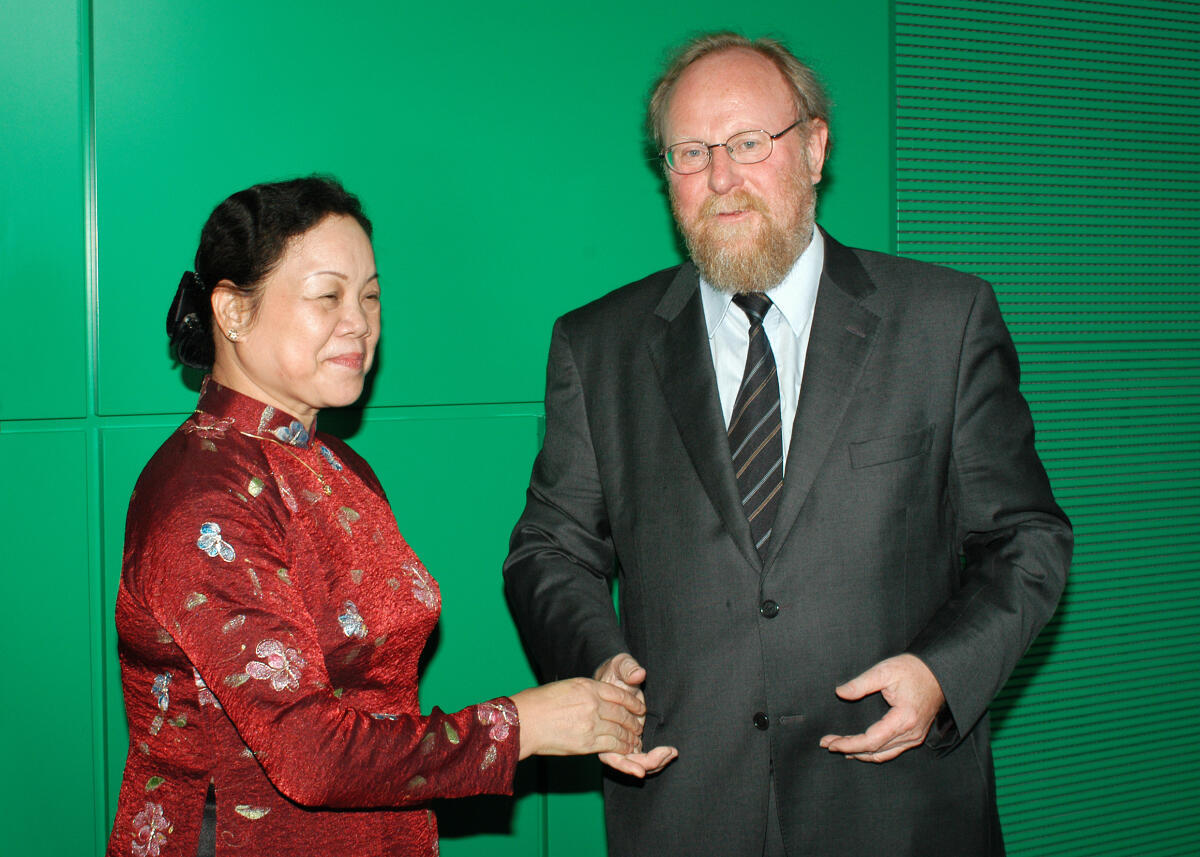 Thierse, Wolfgang; Ha Thi Khiet Bundestagsvizepräsident Dr. h.c. Wolfgang Thierse, SPD,  empfängt die Präsidentin der Frauenunion von Vietnam, Ha Thi Khiet, zu einem Gespräch