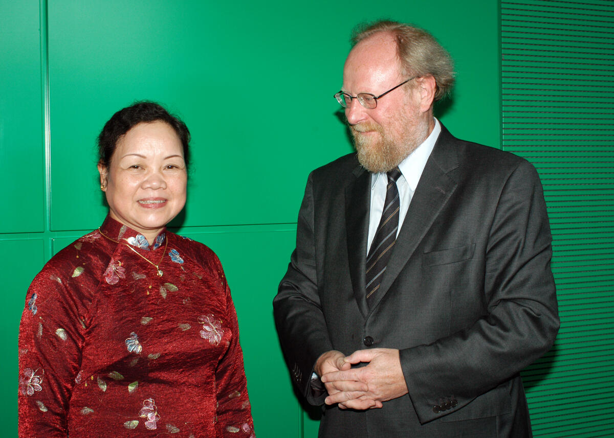 Thierse, Wolfgang; Ha Thi Khiet Bundestagsvizepräsident Dr. h.c. Wolfgang Thierse, SPD,  empfängt die Präsidentin der Frauenunion von Vietnam, Ha Thi Khiet, zu einem Gespräch