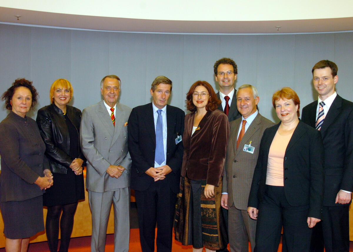 Griefahn, Monika; Jochimsen, Lukrezia; Lequiller, Pierre; Krings, Günter; Laurischk, Sibylle; Silberhorn, Thomas; Lecou, Robert; Neumann, Bernd Konstituierende Sitzung der Deutsch-Französischen Arbeitsgruppe zur kulturellen Vielfalt in Europa.; von links nach rechts:; 1. Dr. Lukrezia Jochimsen, DIE LINKE., 2. Claudia Roth Bündnis 90/Die Grünen, 3. Bernd Neumann, CDU/CSU, Staatsminister bei der Bundeskanzlerin, Beauftragter der Bundesregierung für Kultur und Medien, 4.  Französischer Vorsitzender  Pierre Lequiller (UMP), 5. Deutsche Vorsitzende Monika Griefahn, SPD, dahinter Dr. Günther Krings, CDU/CSU, 6. Robert Lecou, UMP 7. Sibylle Laurischk, FDP, 8. Thomas Silberhorn, CDU/CSU; Gremium