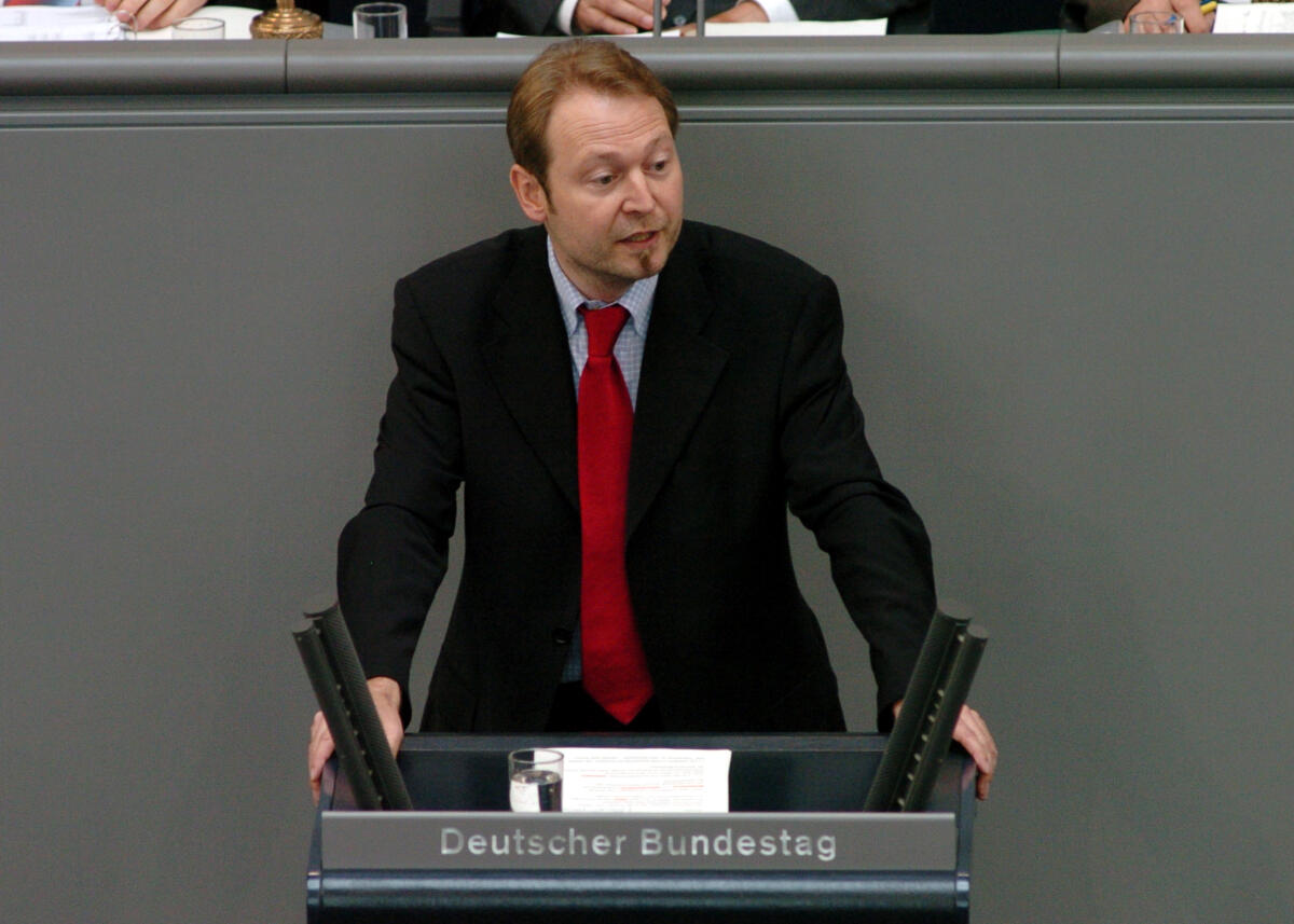 Schmidt, Frank; Solms, Hermann Otto Dr. Frank Schmidt, MdB, SPD, Rede, Deutscher Bundestag, 40. Sitzung, Epl 17, Thema: Haushaltsgesetz 2006, Familie, Senioren, Frauen und Jugend.; Rednerpult.