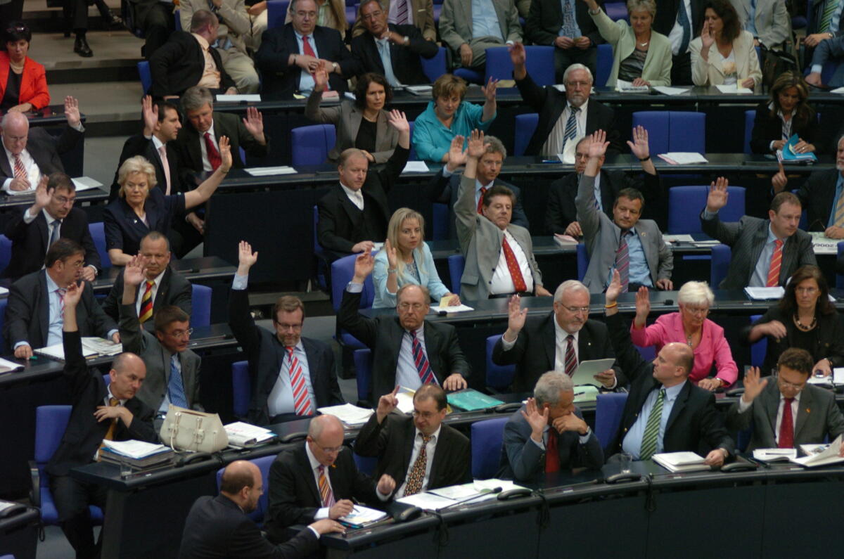  44. Sitzung im Plenum des Deutschen Bundestages.; MdB, Abgeordnete, Bundestagsabgeordnete, Plenarsitzung, Blick ins Plenum, CDU/CSU-Fraktion, Hand