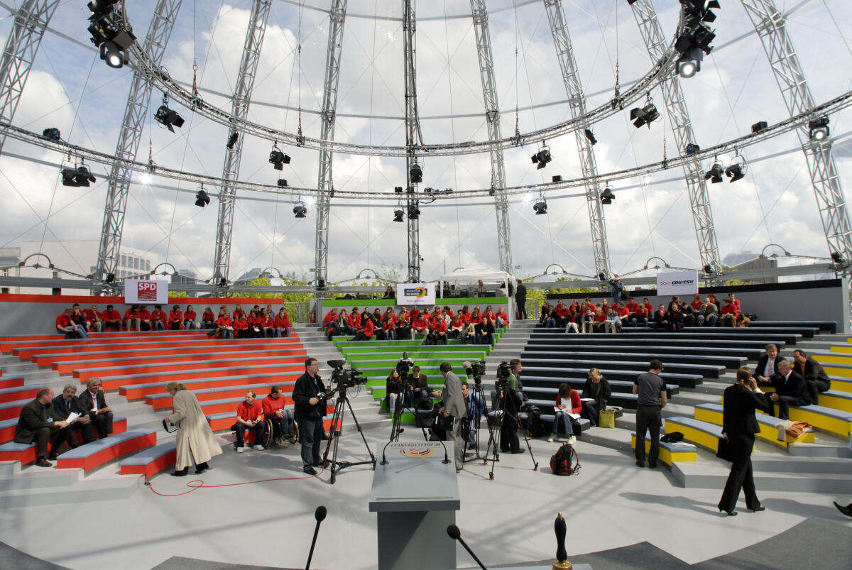  Eröffnung der Bundestagsarena.; Presse, Fotografen, Kameras, Innenansicht, Übersicht, Scheinwerfer