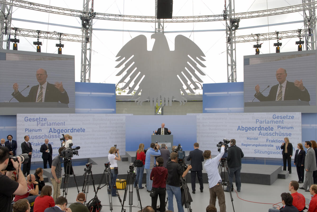 Lammert, Norbert Eröffnung der Bundestagsarena (zwischen Paul-Löbe-Haus und Kanzleramt), durch den Bundestagspräsidenten Dr. Norbert Lammert, CDU/CSU, die für die Zeit von 09.06. - 09.07.2006, anlässlich der Fußball-Weltmeisterschaft errichtet wurde.; Bundestagsabgeordneter, MdB, Presse, Eröffnungsrede, Fotografen, Kameras, Adler, Leinwände, Totale, Übersicht, Scheinwerfer, Rede, Redner, Rednerpult