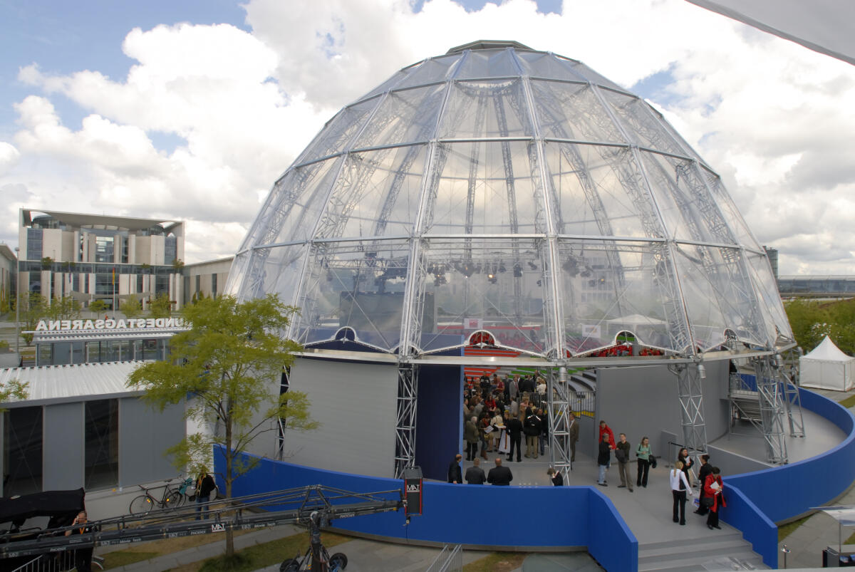  Eröffnung der Bundestagsarena. Im Hintergrund das Bundeskanzleramt.; Außenansicht, Kuppel