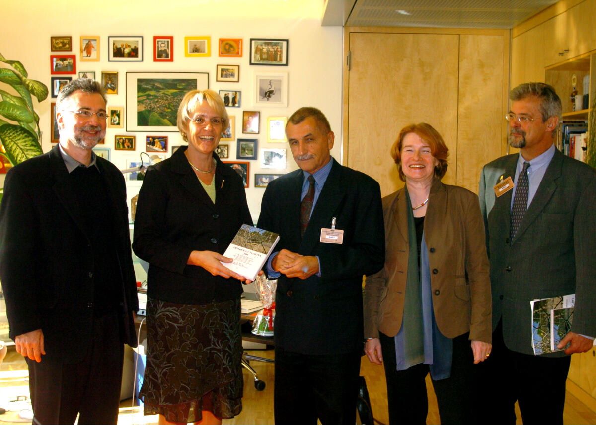 Kastner, Susanne; Hippler, Jochen; Mutz, Reinhard; Hauswedell, Corinna; Schoch, Bruno Bundestagsvizepräsidentin Dr. h. c. Susanne Kastner, SPD,  nimmt das diesjährige Friedensgutachten entgegen, das von fünf friedenswissenschaftlichen Forschungsinstituten erarbeitet worden ist.; v.l.n.r: Dr. Jochen Hippler, Dr. Susanne Kastner, Dr. Reinhard Mutz, Dr. Corinna Hauswedell, Dr. Bruno Schoch.