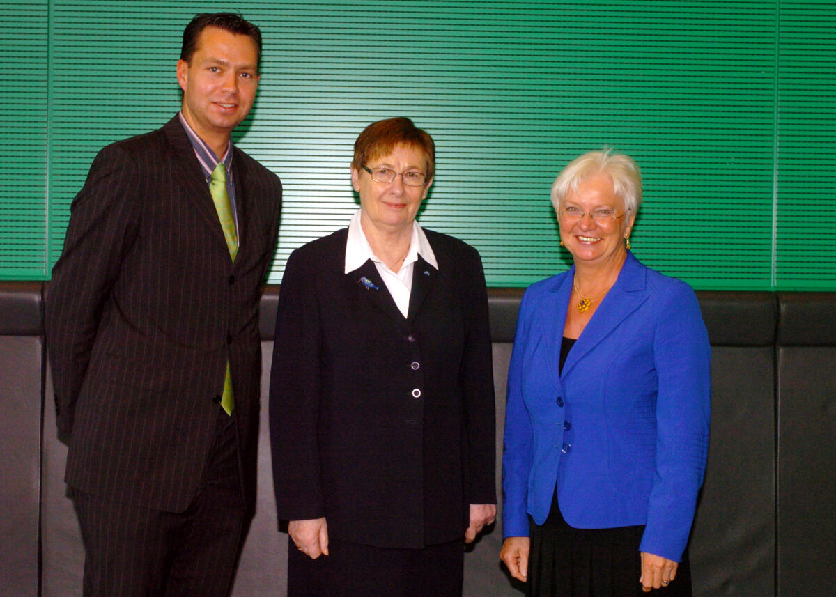 Hasselfeldt, Gerda; Heinemann, Kerstin; Mayer, Stephan Bundestagsvizepräsidentin Gerda Hasselfeldt, CDU/CSU, (re.), empfängt die Vizepräsidentin des Schwedischen Parlaments, Kerstin Heinemann, (mitte). Links der Bundestagsabgeordnete Stephan Mayer, CDU/CSU.