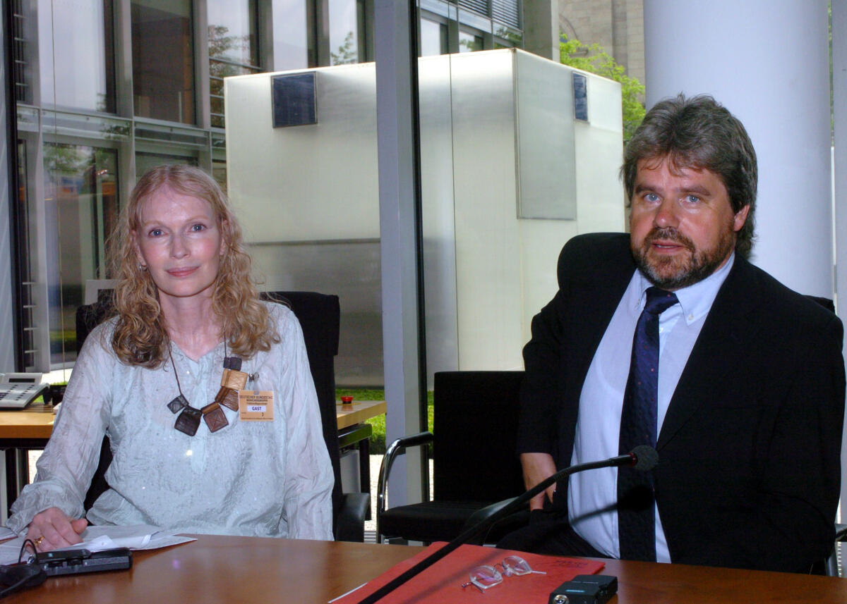 Farrow, Mia; Hoppe, Thilo Der Vorsitzende des Ausschuss für wirtschaftliche Zusammenarbeit und Entwicklung Thilo Hoppe, Bündnis90/Die Grünen, führt ein Gespräch mit der Schauspielerin und UNICEF - Botschafterin Mia Farrow.