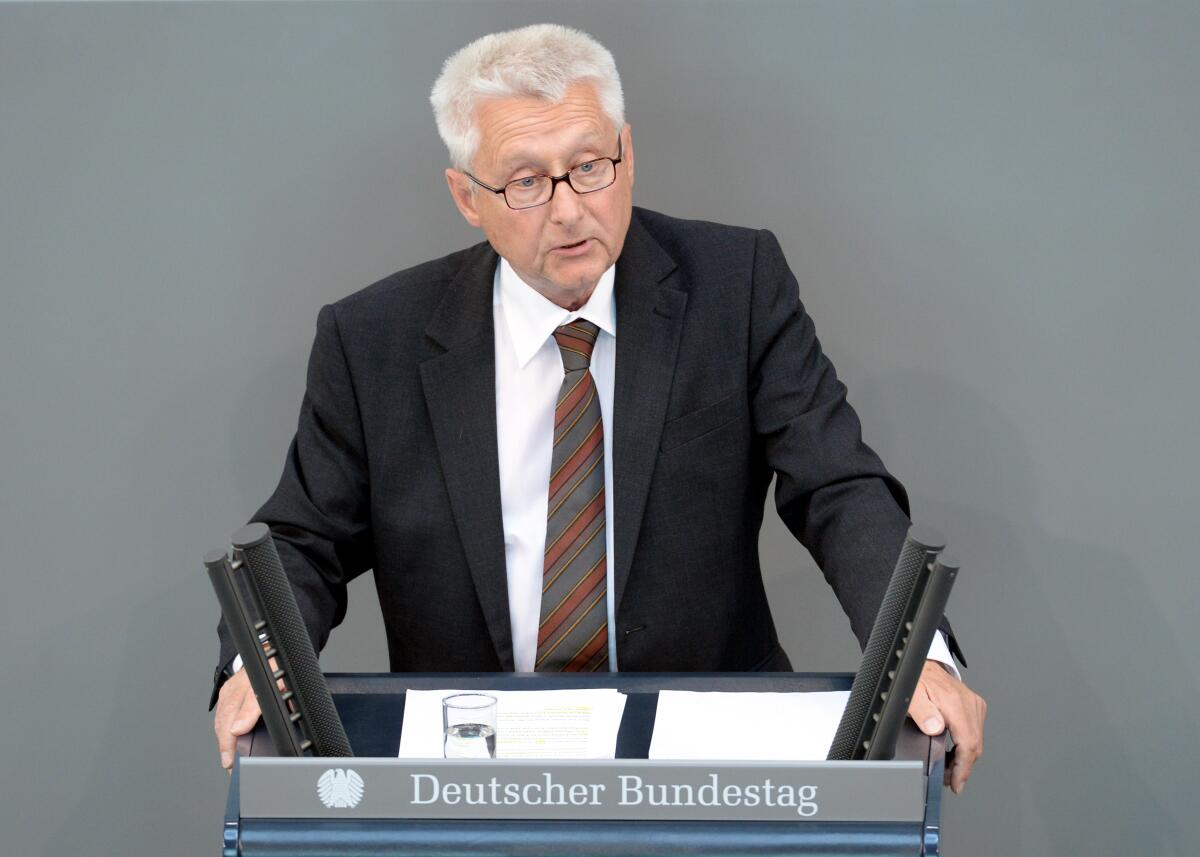 Helmut Nowak, CDU/CSU, Bundestagsabgeordneter, Abgeordneter, Mitglied des Deutschen Bundestages, MdB, Rede, Deutscher Bundestag, 36. Sitzung, ZP, Thema: Aktuelle Stunde zu Rüstungsexportgenehmigungen.; Rednerpult. Nowak, Helmut Helmut Nowak, CDU/CSU, Bundestagsabgeordneter, Abgeordneter, Mitglied des Deutschen Bundestages, MdB, Rede, Deutscher Bundestag, 36. Sitzung, ZP, Thema: Aktuelle Stunde zu Rüstungsexportgenehmigungen.; Rednerpult.