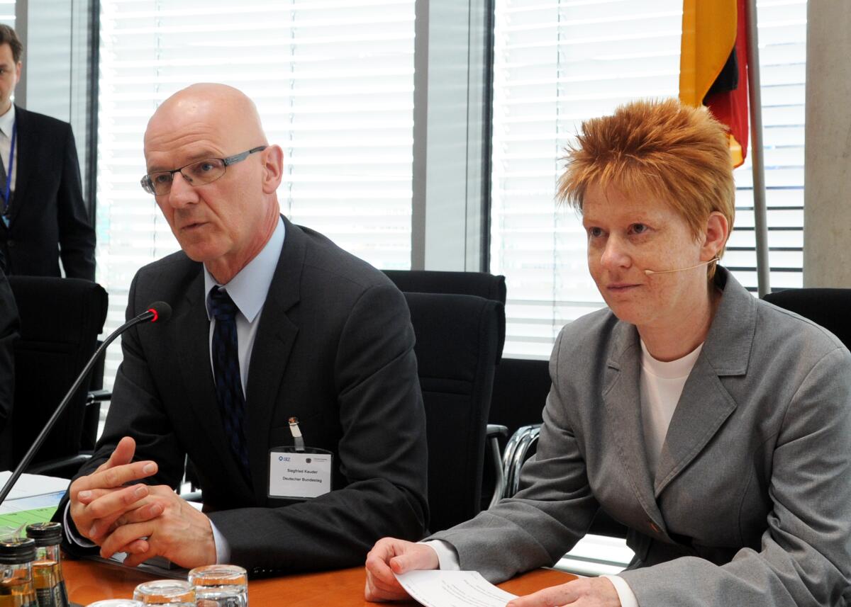 Pau, Petra; Kauder, Siegfried Der Rechtsausschuss des Deutschen Bundestages hat unter der Leitung seines Vorsitzenden Siegfried Kauder, CDU/CSU, die III. Internationale Konferenz der parlamentarischen Rechtsausschüsse. Bundestagsvizepräsidentin Petra Pau, DIE LINKE, spricht ein Grußwort. Die Veranstaltung steht unter dem Motto "Der Weg der Gesetzgebung - Rolle und Einfluss der daran beteiligten Institutionen".