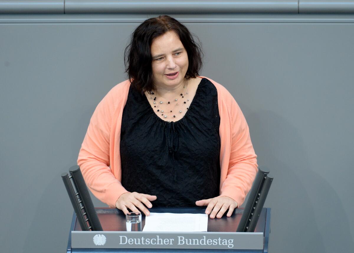 Beate Walter-Rosenheimer, Bündnis 90/Die Grünen, Bundestagsabgeordnete, Abgeordnete, Mitglied des Deutschen Bundestages, MdB, Rede, Deutscher Bundestag, 36. Sitzung, Top 3, Thema: Berufliche Bildung.; Rednerpult. Walter-Rosenheimer, Beate Beate Walter-Rosenheimer, Bündnis 90/Die Grünen, Bundestagsabgeordnete, Abgeordnete, Mitglied des Deutschen Bundestages, MdB, Rede, Deutscher Bundestag, 36. Sitzung, Top 3, Thema: Berufliche Bildung.; Rednerpult.