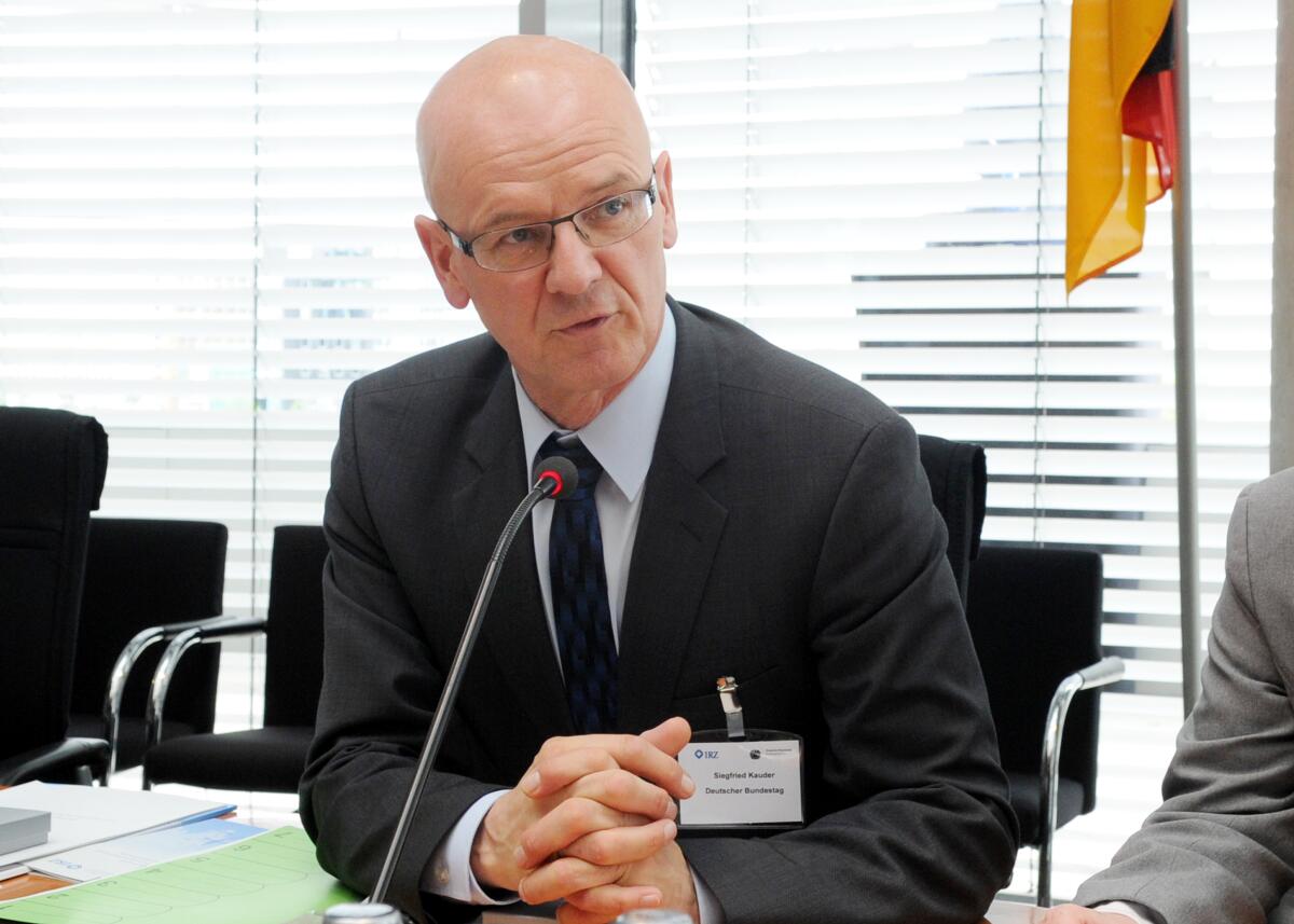 Kauder, Siegfried Der Rechtsausschuss des Deutschen Bundestages hat unter der Leitung seines Vorsitzenden Siegfried Kauder, (hier im Bild), CDU/CSU, die III. Internationale Konferenz der parlamentarischen Rechtsausschüsse. Bundestagsvizepräsidentin Petra Pau, DIE LINKE, spricht ein Grußwort. Die Veranstaltung steht unter dem Motto "Der Weg der Gesetzgebung - Rolle und Einfluss der daran beteiligten Institutionen".