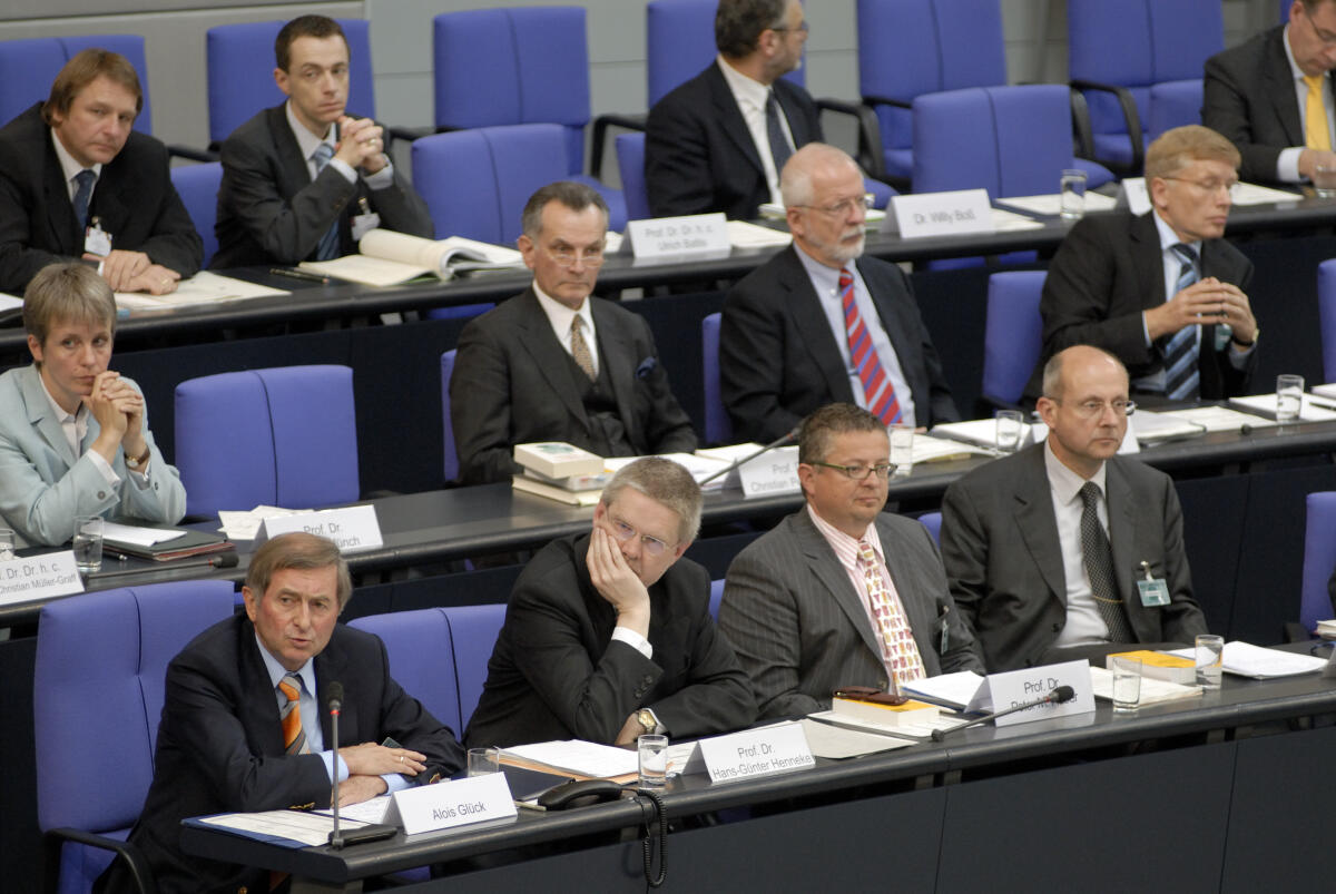 Glück, Alois; Henneke, Hans-Günter; Huber, Peter M.; Kirchhof, Ferdinand; Münch, Ursula; Pestalozza, Christian; Scharpf, Fritz W.; Wieland, Joachim Erste Reihe von links: Alois Glück, Prof. Dr. Hans-Günter Henneke, Prof. Dr. Peter M. Huber und Prof. Dr. Ferdinand Kirchhof, Sachverständige.; Zweite Reihe von links: Prof. Dr. Ursula Münch, Prof. Dr. Christian Pestalozza, Prof. Dr. Fritz W. Scharpf und Prof. Dr. Joachim Wieland, Sachverständige.; Bundestagsabgeordnete, MdB; [..]

	

Der Rechtsausschuss des Deutschen Bundestages führt gemeinsam mit dem Ausschuss für Innere Angelegenheiten des Bundesrates eine öffentliche Anhörung zur Föderalismusreform durch.