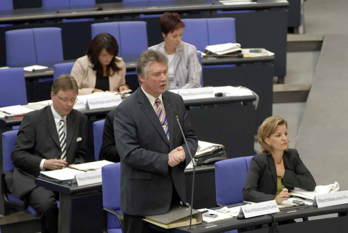 Gehb, Jürgen; Raab, Daniela; Grosse-Brömer, Michael Der Rechtsausschuss des Deutschen Bundestages führt gemeinsam mit dem Ausschuss für Innere Angelegenheiten des Bundesrates eine öffentliche Anhörung zur Föderalismusreform durch.; Fragerunde: Dr. Jürgen Gebh (li.), CDU, am Mikrofon, Daniela Raab, CSU, dahinter Michael Grosse-Brömer, CDU.; Abgeordnete, MdB, CDU/CSU-Fraktion, Mikrophon