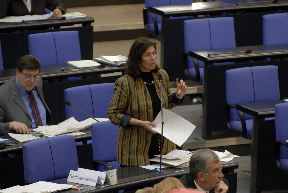 Tillmann, Antje; Tauss, Jörg Der Rechtsausschuss des Deutschen Bundestages führt gemeinsam mit dem Ausschuss für Innere Angelegenheiten des Bundesrates eine öffentliche Anhörung zur Föderalismusreform durch.; Fragerunde: Antje Tillmann, CDU/CSU, am Mikrofon. Dahinter: Jörg Tauss, SPD.; Abgeordnete, MdB, Mikrophon, CDU/CSU-Fraktion