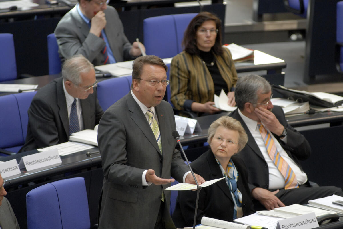 Der Rechtsausschuss des Deutschen Bundestages führt gemeinsam mit dem Ausschuss für Innere Angelegenheiten des Bundesrates eine öffentliche Anhörung zur Föderalismusreform durch.; Fragerunde: Klaus Uwe Benneter, SPD, Justitiar der SPD-Fraktion, am Mikrofon, daneben Mechthild Dyckmans, FDP, und Ernst Burgbacher, FDP, Parlamentarischer Geschäftsführer, während der Anhörung.; Dahinter: Norbert Geis, CDU/CSU, und Antje Tillmann, CDU/CSU.; Abgeordnete, MdB, Mikrophon, redend, Geste, Gestik Benneter, Klaus Uwe; Dyckmans, Mechthild; Burgbacher, Ernst; Geis, Norbert; Tillmann, Antje Der Rechtsausschuss des Deutschen Bundestages führt gemeinsam mit dem Ausschuss für Innere Angelegenheiten des Bundesrates eine öffentliche Anhörung zur Föderalismusreform durch.; Fragerunde: Klaus Uwe Benneter, SPD, Justitiar der SPD-Fraktion, am Mikrofon, daneben Mechthild Dyckmans, FDP, und Ernst Burgbacher, FDP, Parlamentarischer Geschäftsführer, während der Anhörung.; Dahinter: Norbert Geis, CDU/CSU, und Antje Tillmann, CDU/CSU.; Abgeordnete, MdB, Mikrophon, redend, Geste, Gestik