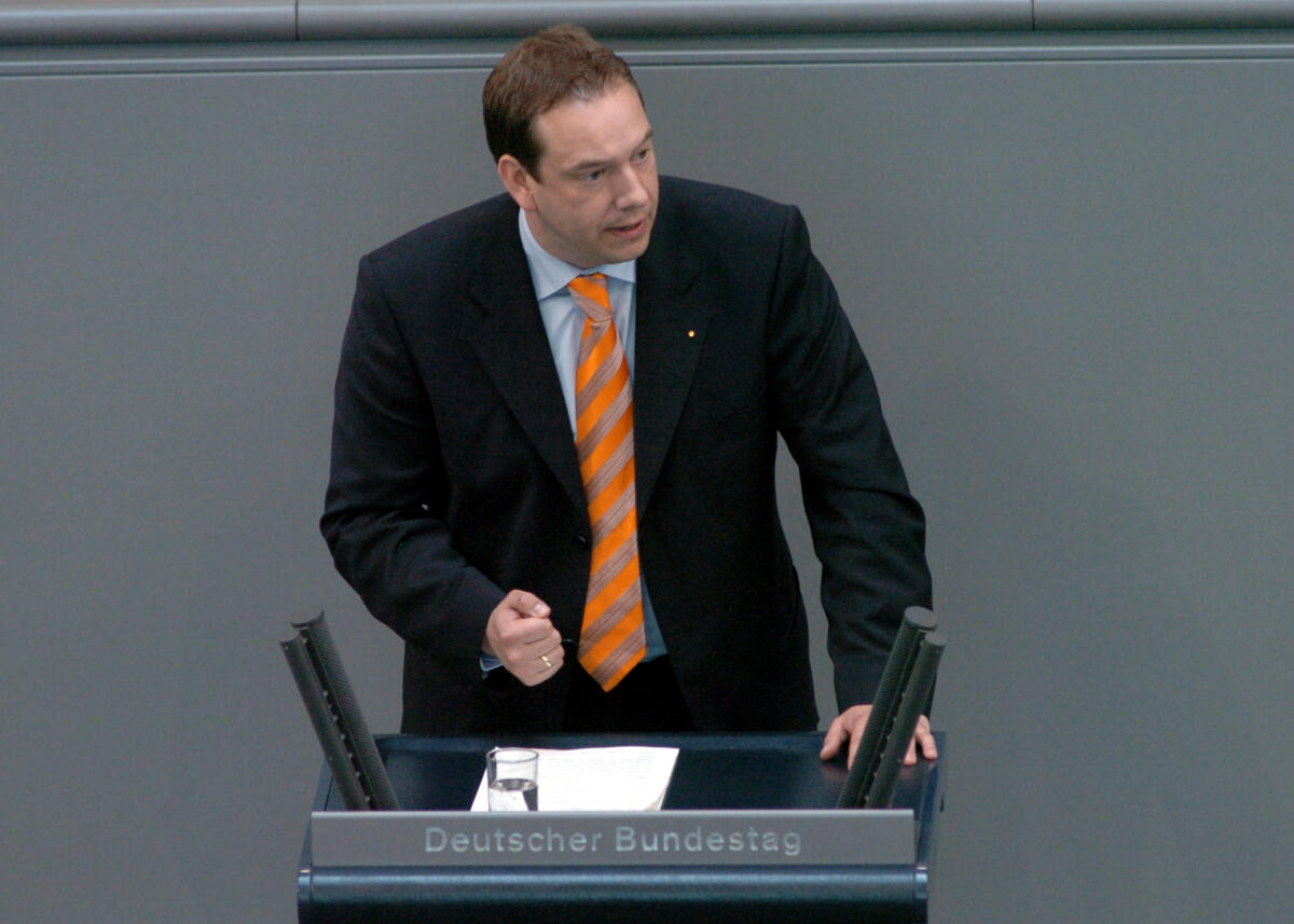 Henning Otte, MdB, CDU/CSU, Rede, Deutscher Bundestag, 35. Sitzung, TOP 3, Thema: Europapolitik.; Rednerpult. Otte, Henning Henning Otte, MdB, CDU/CSU, Rede, Deutscher Bundestag, 35. Sitzung, TOP 3, Thema: Europapolitik.; Rednerpult.