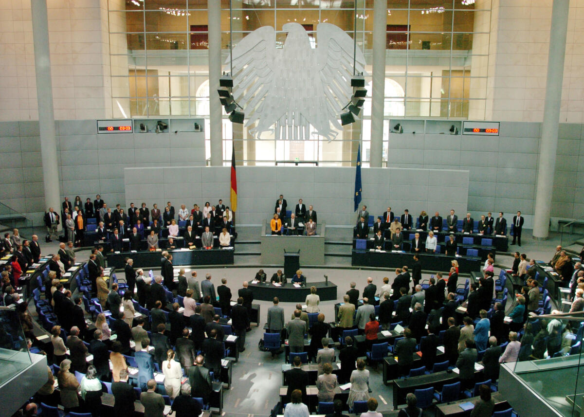  Deutscher Bundestag, 35.Sitzung. Zu Beginn der Sitzung hält Bundestagspräsident Dr. Norbert Lammert, CDU/CSU, eine Gedenkrede für Paul Spiegel, den verstorbenen Vorsitzenden des Zentralrates der Juden in Deutschland.
