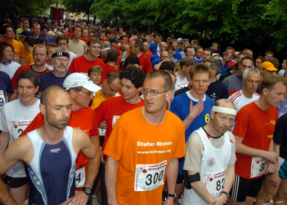  Unter dem Motto "Laufen gegen Osteoporose" findet der 7. Berliner Bundestagslauf im Tiergarten statt.; Marathon, Sportler, Läufer, laufend, Bundestag, Laufen