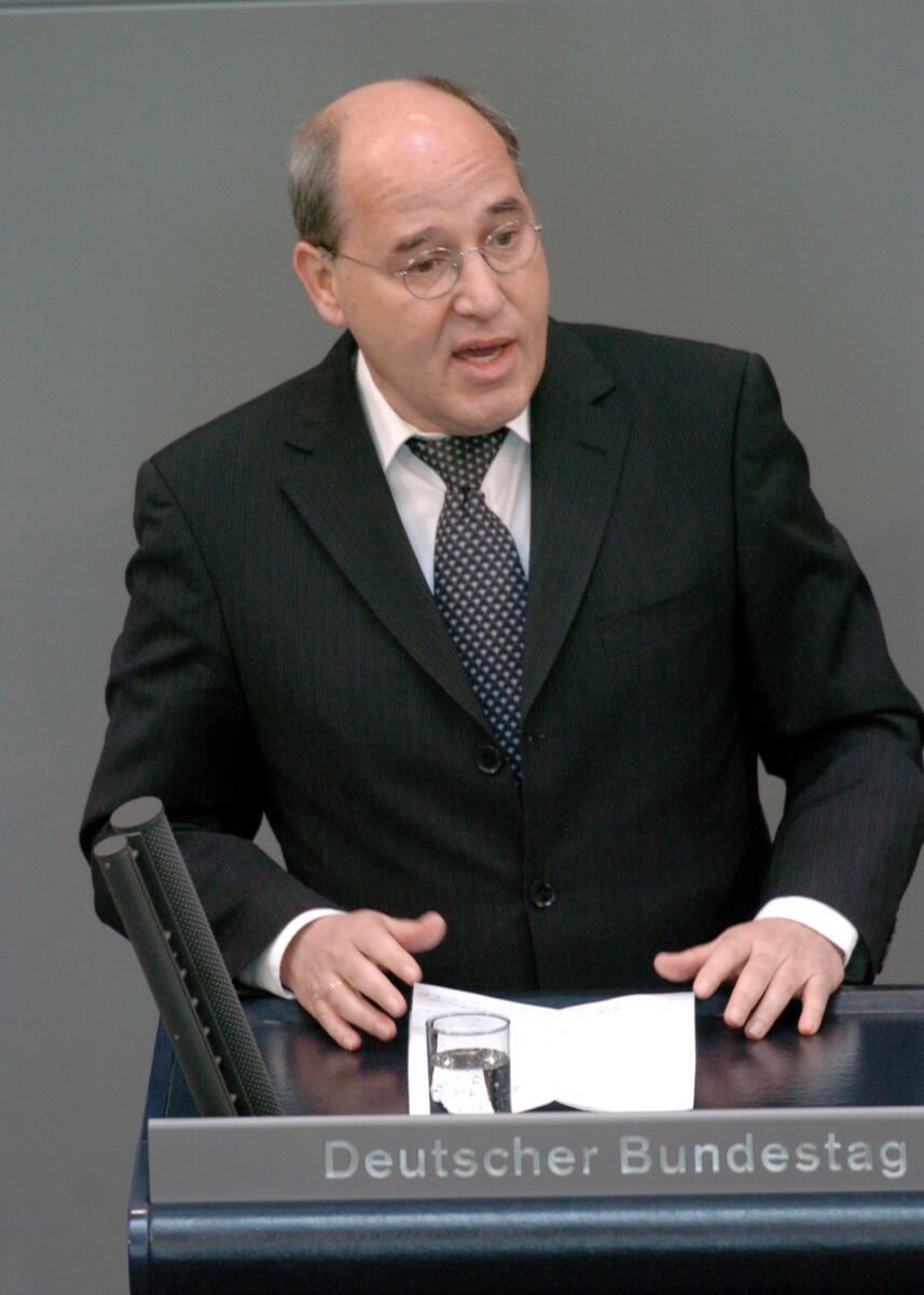 Gysi, Gregor Dr. Gregor Gysi, MdB, DIE LINKE, Rede, Deutscher Bundestag, 35.Sitzung, TOP 3, Thema: Europapolitik, Redner 4.

Rednerpult.