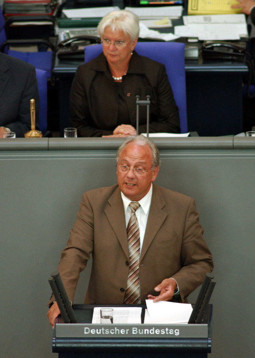 Helmut Brandt, MdB, CDU/CSU, Rede, Deutscher Bundestag, 35. Sitzung, TOP 8: Verhaltenskodex für ausscheidende Regierungsmitglieder. Vorsitz: Bundestagsvizepräsidentin Gerda Hasselfeldt, CDU/CSU.; Rednerpult. Brandt, Helmut; Hasselfeldt, Gerda Helmut Brandt, MdB, CDU/CSU, Rede, Deutscher Bundestag, 35. Sitzung, TOP 8: Verhaltenskodex für ausscheidende Regierungsmitglieder. Vorsitz: Bundestagsvizepräsidentin Gerda Hasselfeldt, CDU/CSU.; Rednerpult.