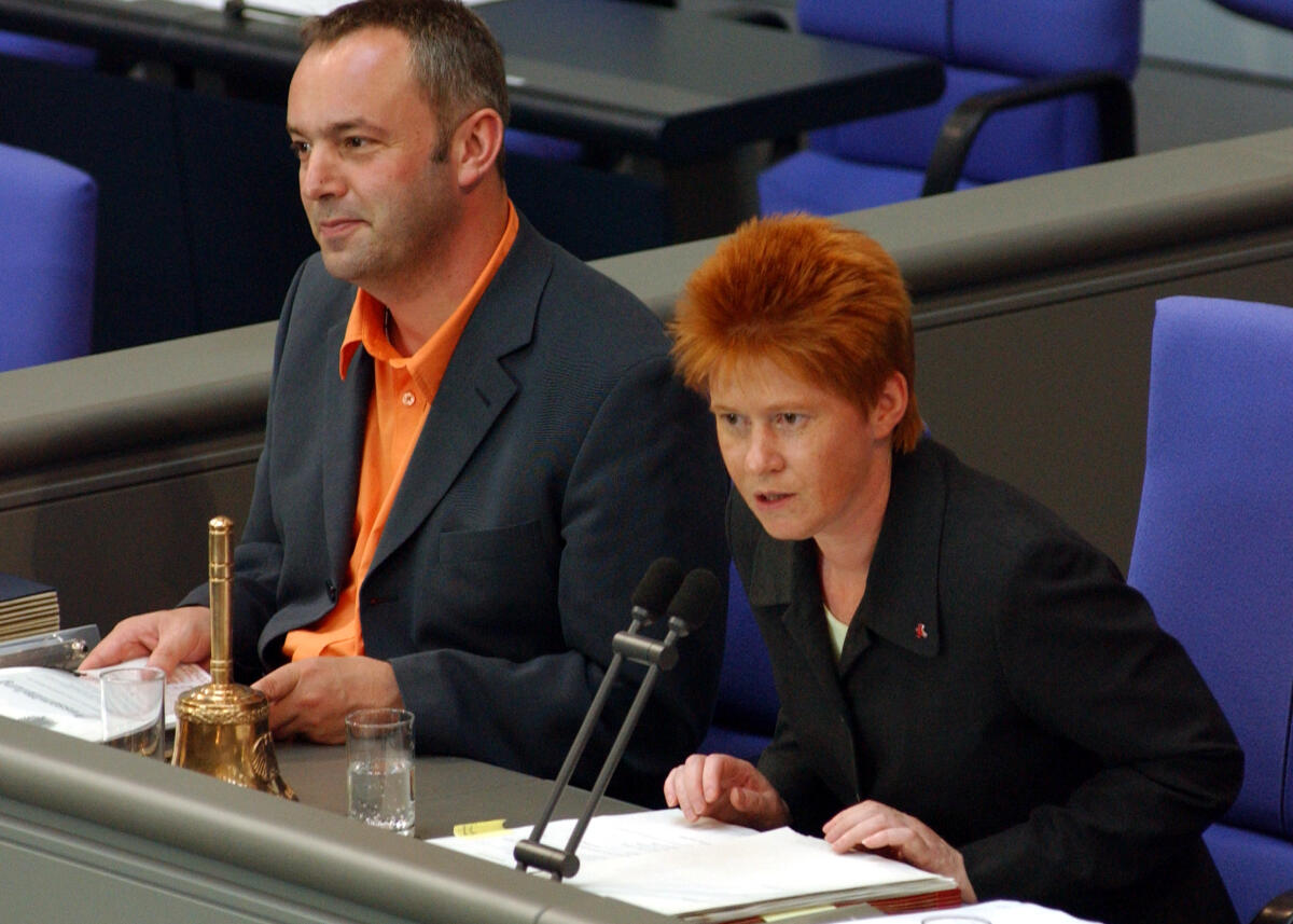 Pau, Petra; Ulrich, Alexander Petra Pau, Bundestagsvizepräsidentin, DIE LINKE., Vorsitz im Plenum. Schriftführer: Alexander Ulrich, DIE LINKE.