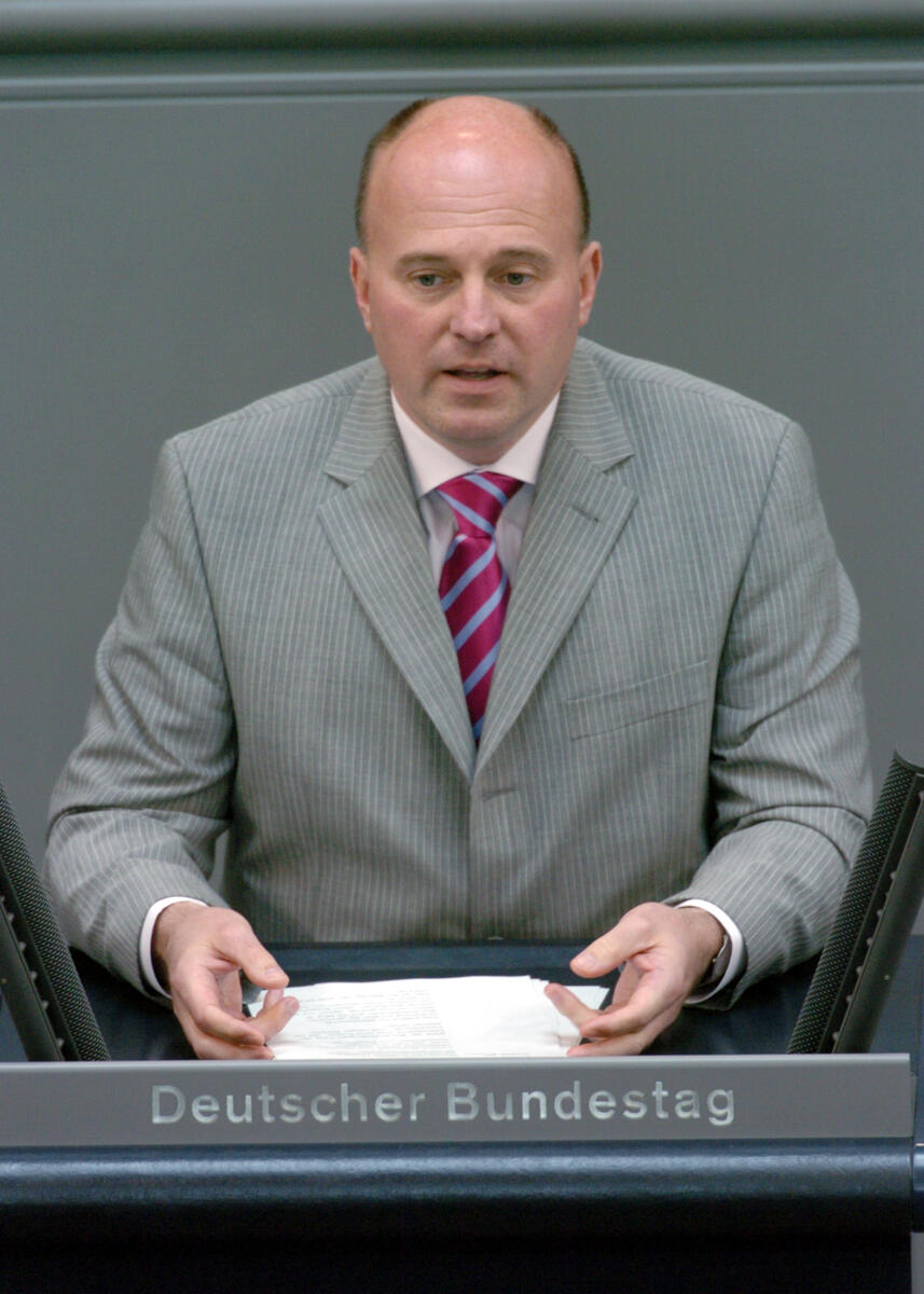 Hartmut Koschyk, MdB, CDU/CSU, Rede, Deutscher Bundestag, 35.Sitzung, TOP 4, Thema: Bürokratieabbau, Entlastung des Mittelstandes, Redner 6.; Rednerpult. Koschyk, Hartmut Hartmut Koschyk, MdB, CDU/CSU, Rede, Deutscher Bundestag, 35.Sitzung, TOP 4, Thema: Bürokratieabbau, Entlastung des Mittelstandes, Redner 6.; Rednerpult.