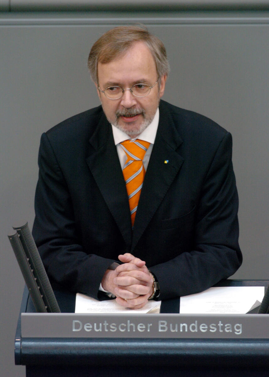 Hoyer, Werner Dr. Werner Hoyer, MdB, FDP, Rede, Deutscher Bundestag, 35.Sitzung, TOP 3, Thema: Europapolitik, Redner 2.

Rednerpult.