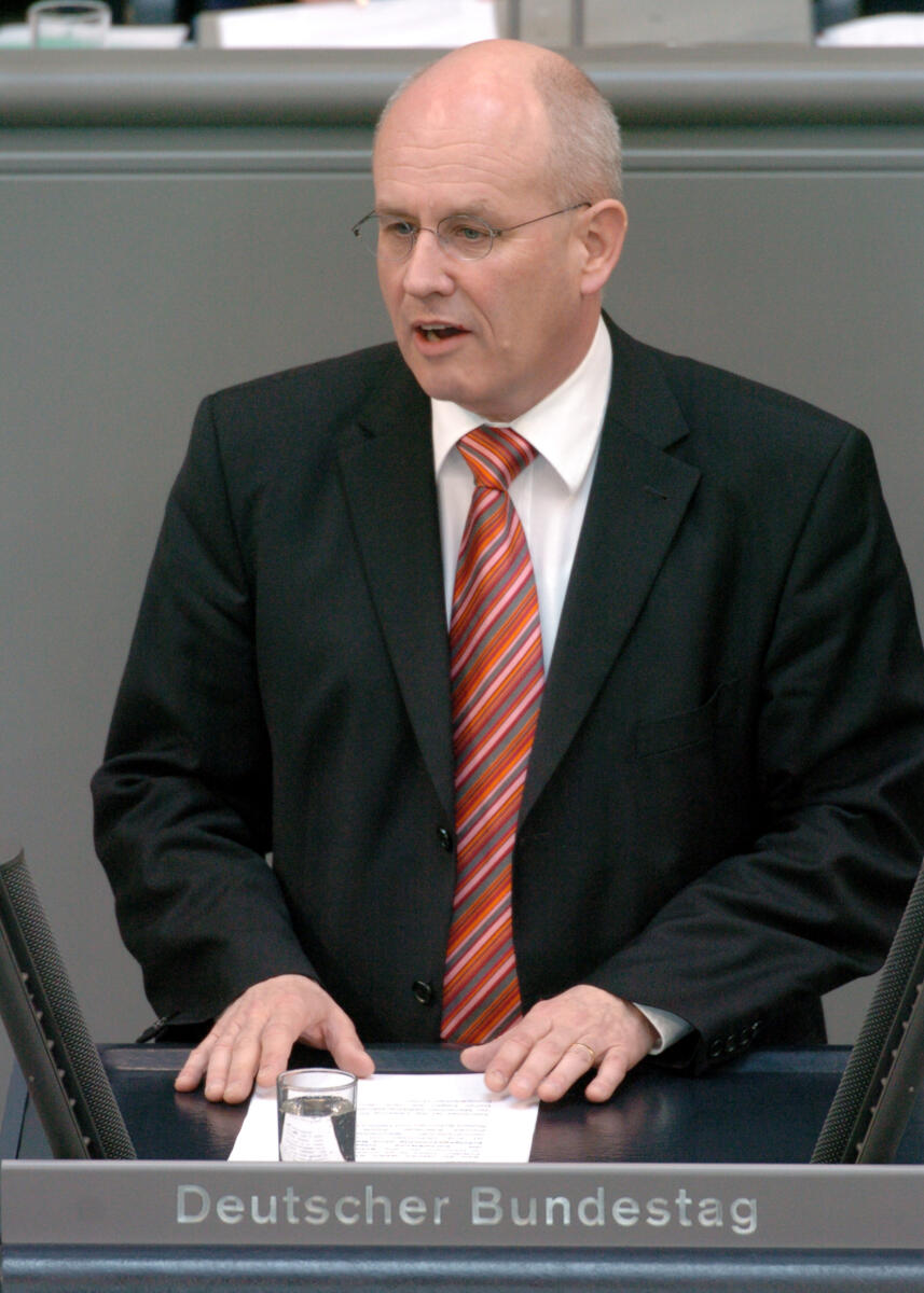 Kauder, Volker Volker Kauder, MdB, CDU/CSU, Rede, Deutscher Bundestag, 35.Sitzung, TOP 3, Thema: Europapolitik, Redner 5.

Rednerpult.