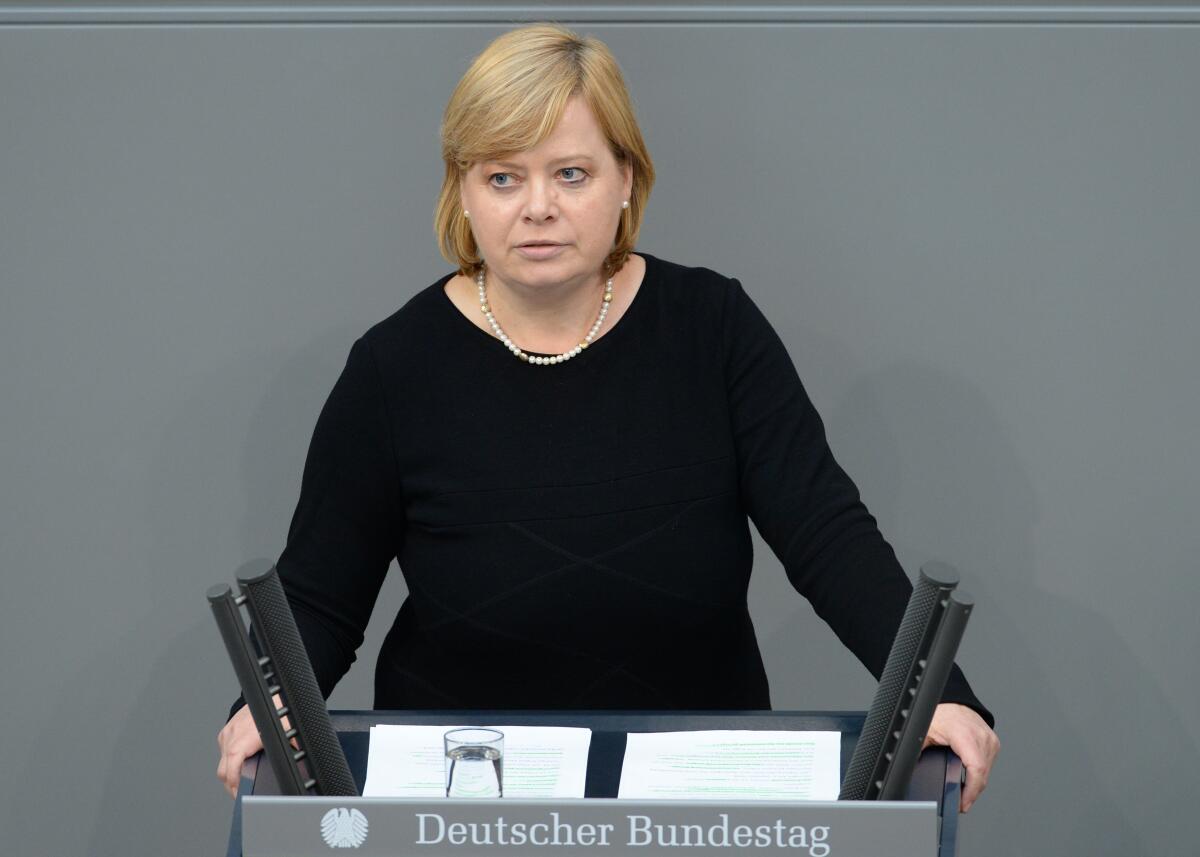 Dr. Gesine Lötzsch, DIE LINKE, Bundestagsabgeordnete, Abgeordnete, Mitglied des Deutschen Bundestages, MdB, Rede, Deutscher Bundestag, 29. Sitzung, Epl 04, Thema: Haushalt 2014 - Bundeskanzlerin und Bundeskanzleramt.; Rednerpult. Lötzsch, Gesine Dr. Gesine Lötzsch, DIE LINKE, Bundestagsabgeordnete, Abgeordnete, Mitglied des Deutschen Bundestages, MdB, Rede, Deutscher Bundestag, 29. Sitzung, Epl 04, Thema: Haushalt 2014 - Bundeskanzlerin und Bundeskanzleramt.; Rednerpult.