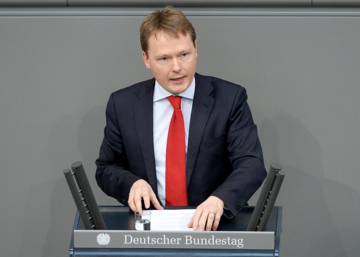 Flisek, Christian Christian Flisek, SPD, Bundestagsabgeordneter, Abgeordneter, Mitglied des Deutschen Bundestages, MdB, Rede, Deutscher Bundestag, 18. Sitzung, Top 18, Thema: Vorratsdatenspeicherung.; Rednerpult.