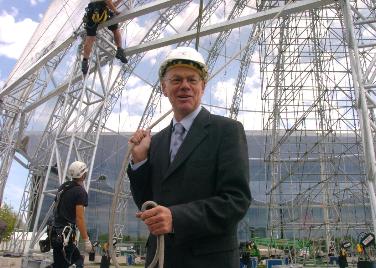 Lammert, Norbert Bundestagspräsident Dr. Norbert Lammert, CDU/CSU,  beendet die Montage der Folienverkleidung der Bundestagsarena vor dem Paul-Löbe-Haus. Bei der Verkleidung des Gerüstbaus handelt es sich um eine hauchdünne nur 0,2 Millimeter starke, transparente Folie. Insgesamt wird die Bundestagsarena mit 1500 Quadratmetern einer Plastikmembran verkleidet. Die Bundestagsarena ist ein zusätzliches Informationsangebot des Parlaments für Gäste, die sich während der Fußball-Weltmeisterschaft 2006 in Berlin aufhalten und auch den Deutschen Bundestag besuchen wollen.