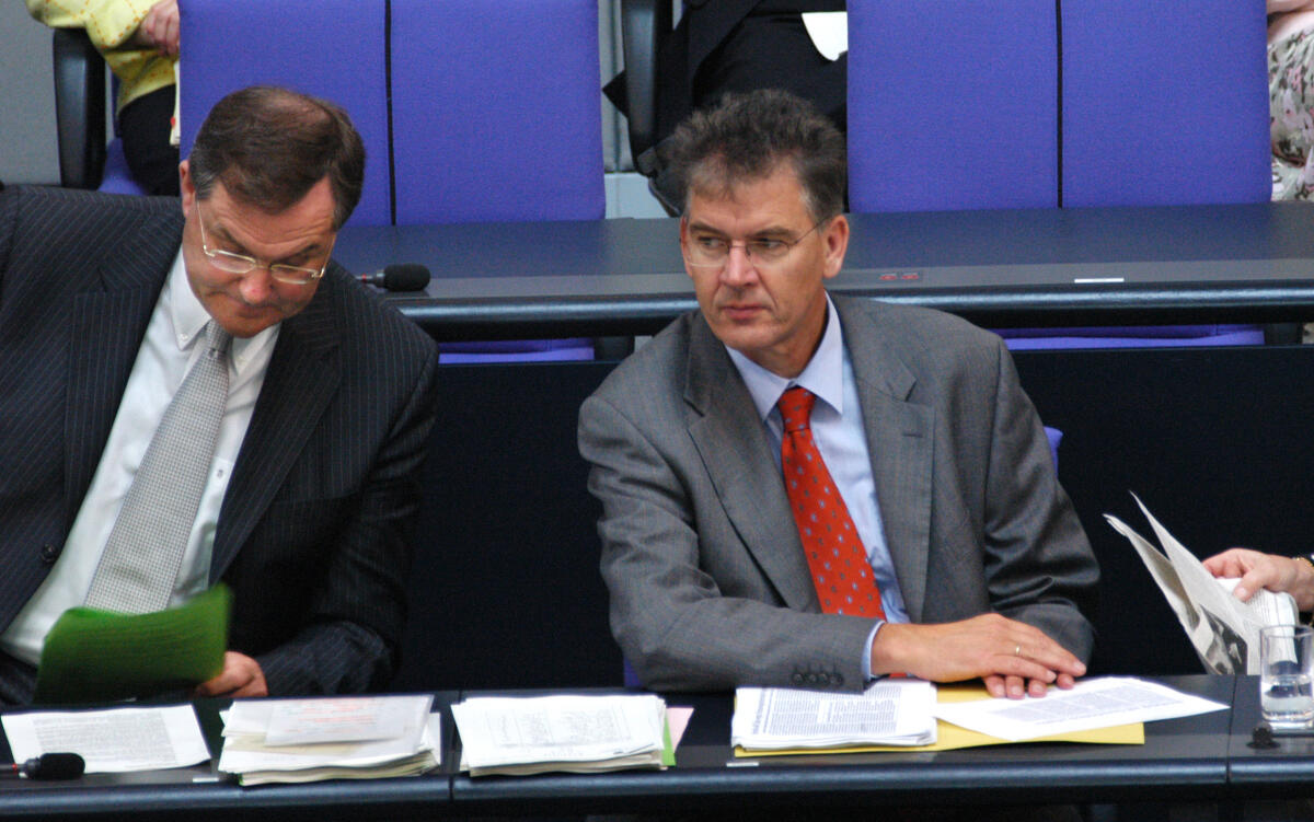 Dr. Gerd Müller, CDU/CSU, (re) Parlamentarischer Staatssekretär, Regierungsbank , 36. Sitzung des Deutschen Bundestages. Regierungserklärung "Forschung und Entwicklung",, Bundesminister der Verteidigung Dr. Franz Josef Jung, CDU/CSU, (li) Müller, Gerd; Jung, Franz Josef Dr. Gerd Müller, CDU/CSU, (re) Parlamentarischer Staatssekretär, Regierungsbank , 36. Sitzung des Deutschen Bundestages. Regierungserklärung "Forschung und Entwicklung",, Bundesminister der Verteidigung Dr. Franz Josef Jung, CDU/CSU, (li)