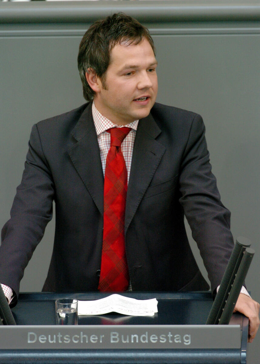 Michael Roth, MdB, SPD, Rede, Deutscher Bundestag, 35.Sitzung, TOP 3, Thema: Europapolitik, Redner 7.
Rednerpult. Roth, Michael Michael Roth, MdB, SPD, Rede, Deutscher Bundestag, 35.Sitzung, TOP 3, Thema: Europapolitik, Redner 7.
Rednerpult.