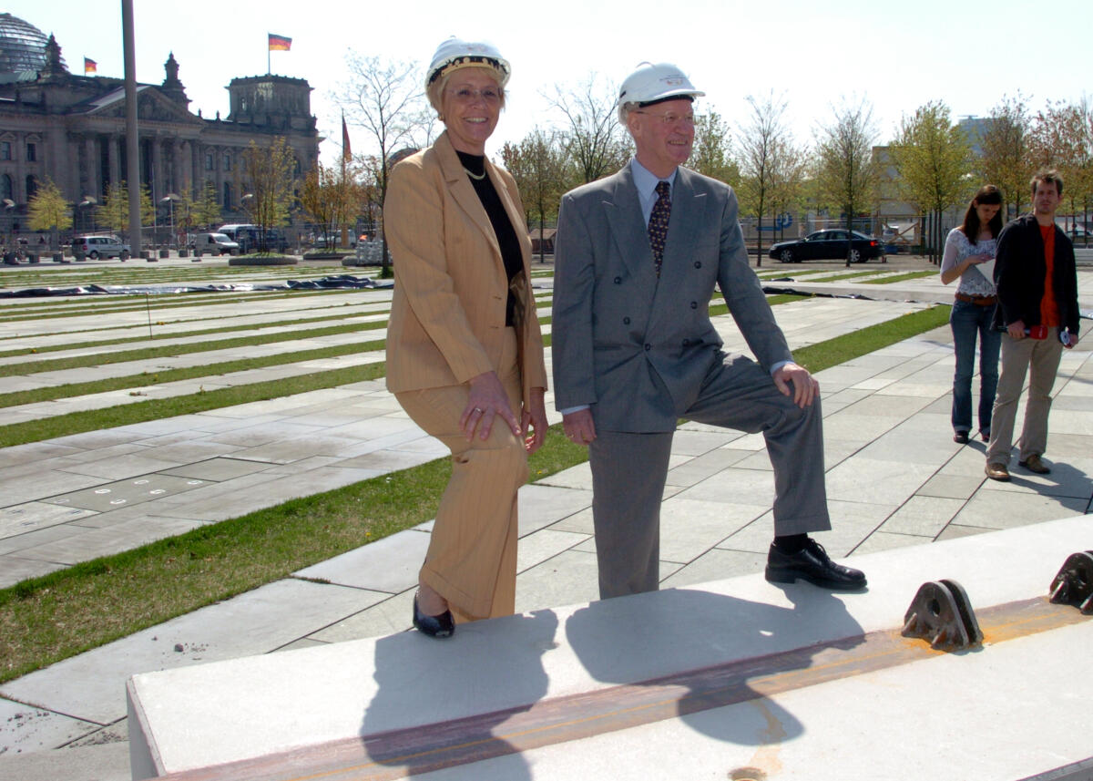 Bundestagsvizepräsidentin Dr. h. c. Susanne Kastner, SPD, und der Direktor beim Deutschen Bundestages, Dr. Hans-Joachim Stelzl, starten die Bauarbeiten für die BUNDESTAGSARENA auf der Westseite des Paul-Löbe-Hauses.; Grundsteinlegung, Helm, Bauhelm Kastner, Susanne; Stelzl, Hans-Joachim Bundestagsvizepräsidentin Dr. h. c. Susanne Kastner, SPD, und der Direktor beim Deutschen Bundestages, Dr. Hans-Joachim Stelzl, starten die Bauarbeiten für die BUNDESTAGSARENA auf der Westseite des Paul-Löbe-Hauses.; Grundsteinlegung, Helm, Bauhelm