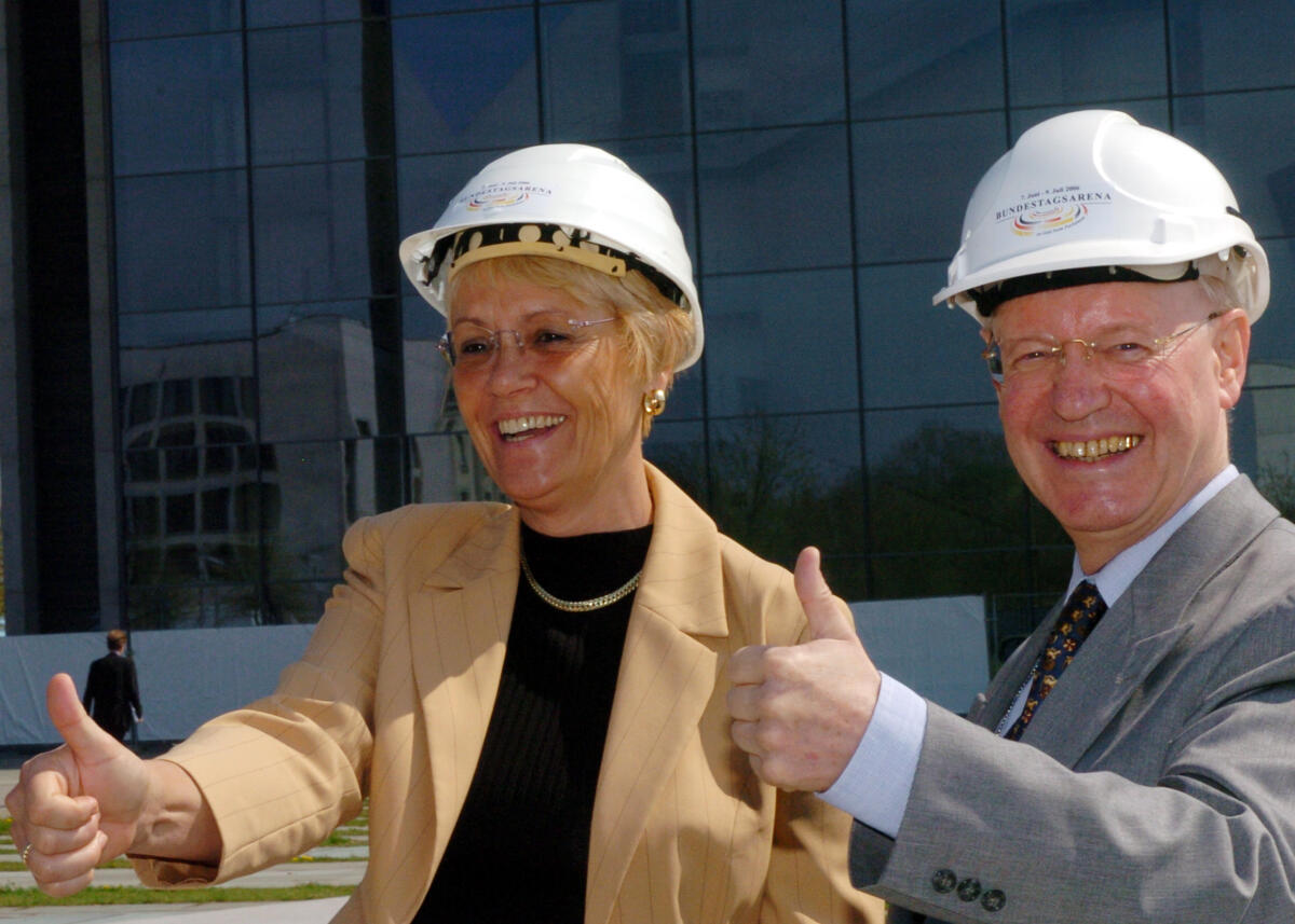 Bundestagsvizepräsidentin Dr. h. c. Susanne Kastner, SPD, und der Direktor beim Deutschen Bundestages, Dr. Hans-Joachim Stelzl, starten die Bauarbeiten für die BUNDESTAGSARENA auf der Westseite des Paul-Löbe-Hauses.; Grundsteinlegung, Geste, Gestik, Helm, Bauhelm Kastner, Susanne; Stelzl, Hans-Joachim Bundestagsvizepräsidentin Dr. h. c. Susanne Kastner, SPD, und der Direktor beim Deutschen Bundestages, Dr. Hans-Joachim Stelzl, starten die Bauarbeiten für die BUNDESTAGSARENA auf der Westseite des Paul-Löbe-Hauses.; Grundsteinlegung, Geste, Gestik, Helm, Bauhelm
