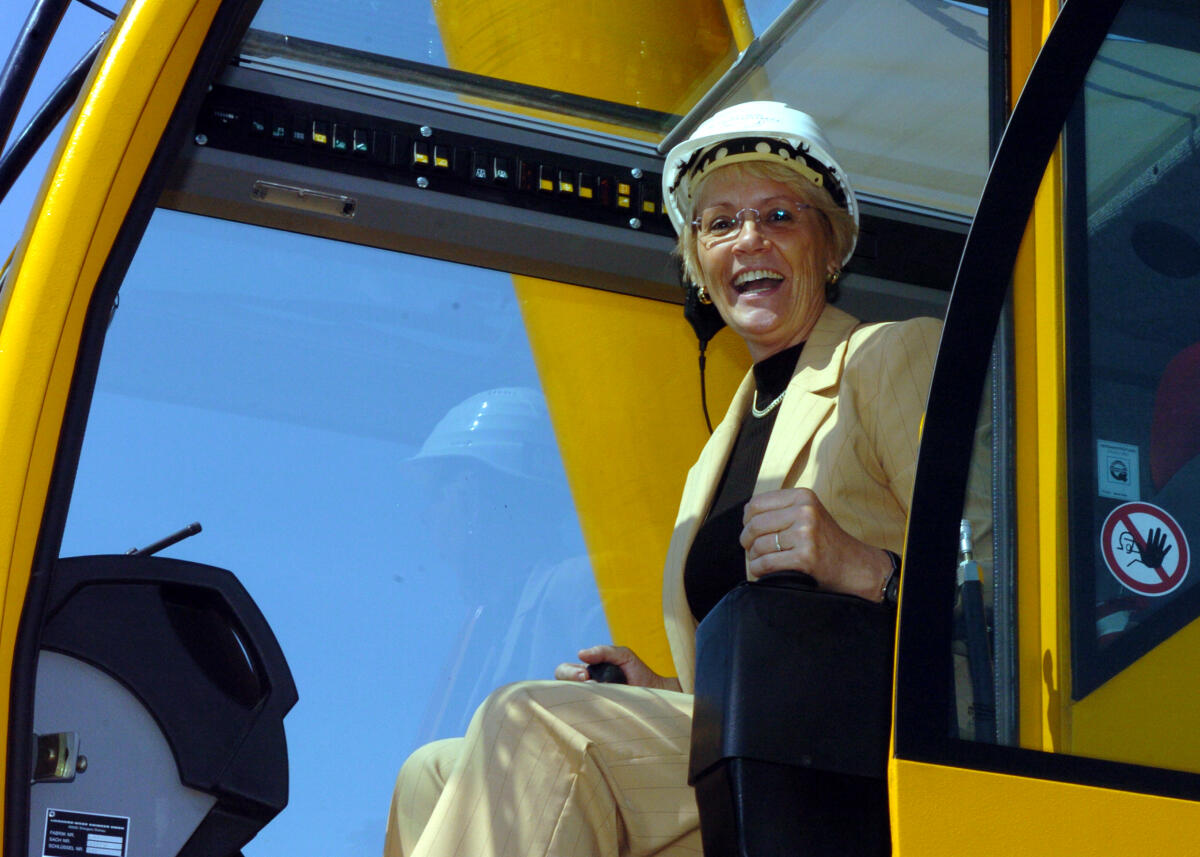 Bundestagsvizepräsidentin Dr. h. c. Susanne Kastner, SPD, startet die Bauarbeiten für die BUNDESTAGSARENA auf der Westseite des Paul-Löbe-Hauses.; Grundsteinlegung, Bagger, Baustelle, Helm, Bauhelm Kastner, Susanne Bundestagsvizepräsidentin Dr. h. c. Susanne Kastner, SPD, startet die Bauarbeiten für die BUNDESTAGSARENA auf der Westseite des Paul-Löbe-Hauses.; Grundsteinlegung, Bagger, Baustelle, Helm, Bauhelm