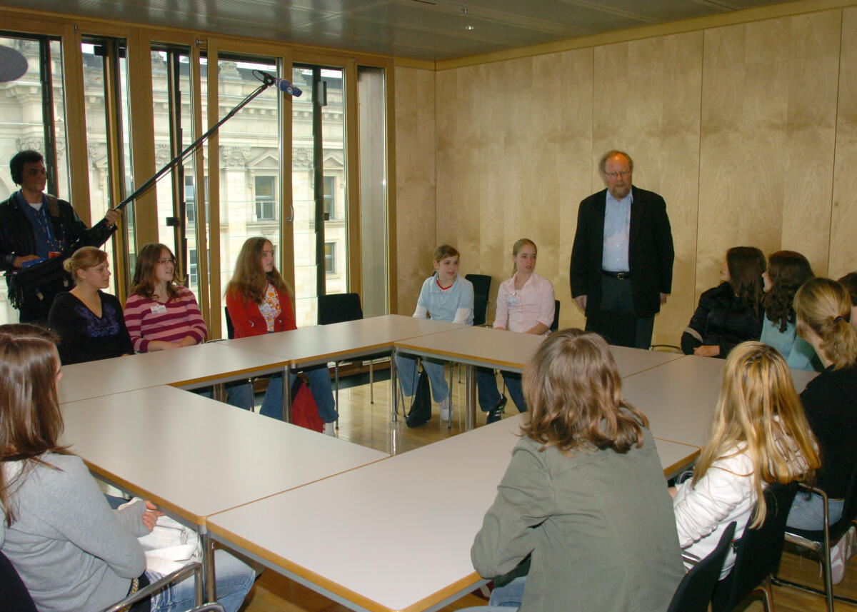 Thierse, Wolfgang Bundestagsvizepräsident Wolfgang Thierse, SPD, (re. stehend), begrüßt die Teilnehmerinnen des Girls`Day im Deutschen Bundestag. Die jungen Mädchen informieren sich bei der Verwaltung des Bundestages über technische Berufe und Ausbildungsmöglichkeiten.