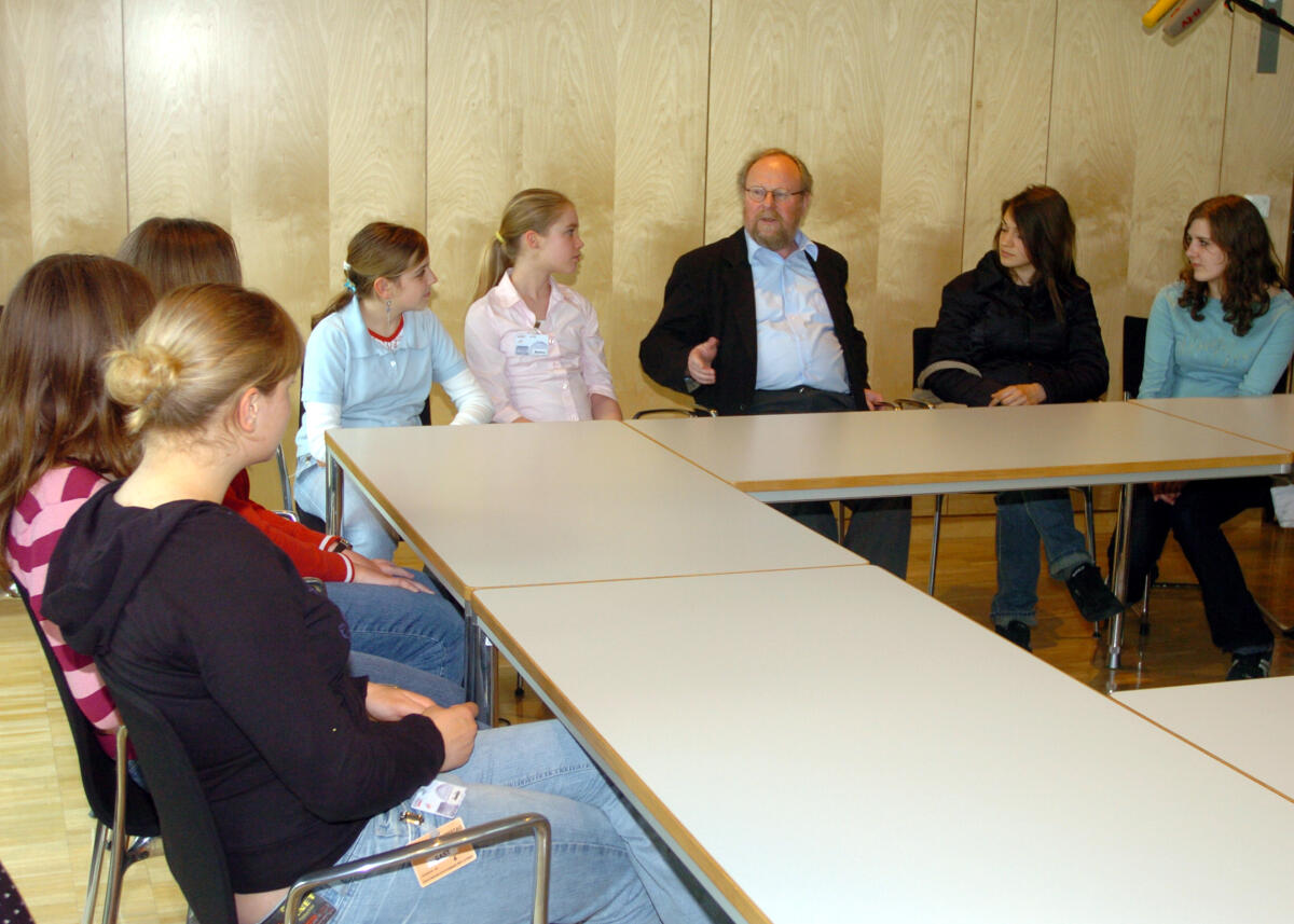 Thierse, Wolfgang Bundestagsvizepräsident Wolfgang Thierse, SPD, (3. v.re.), begrüßt die Teilnehmerinnen des Girls`Day im Deutschen Bundestag. Die jungen Mädchen informieren sich bei der Verwaltung des Bundestages über technische Berufe und Ausbildungsmöglichkeiten.