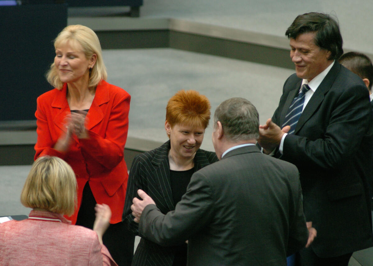 Parteikollegen gratulieren Petra Pau, (mitte), DIE LINKE., zur Wahl als Bundestagsvizepräsidentin. Gesine Lötzsch, (vorne li.), Dagmar Enkelmann, (hinten li.), Ulrich Maurer, (hinten re.), Lothar Bisky, (vorne re.). Pau, Petra; Enkelmann, Dagmar; Bisky, Lothar; Maurer, Ulrich Parteikollegen gratulieren Petra Pau, (mitte), DIE LINKE., zur Wahl als Bundestagsvizepräsidentin. Gesine Lötzsch, (vorne li.), Dagmar Enkelmann, (hinten li.), Ulrich Maurer, (hinten re.), Lothar Bisky, (vorne re.).