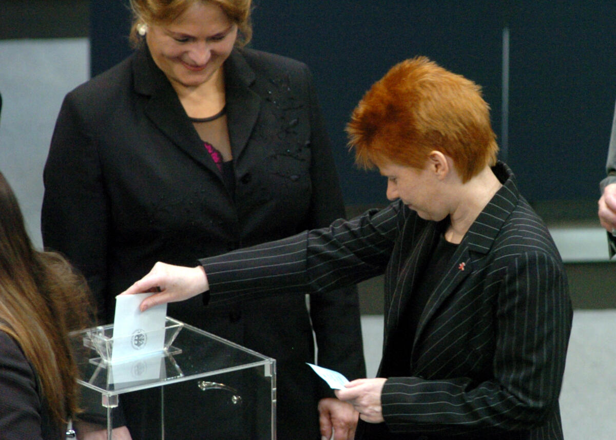 Pau, Petra Petra Pau,  DIE LINKE. bei der Abgabe ihrer Stimme zur Wahl als Bundestagsvizepräsidentin; Abgeordnete, MdB