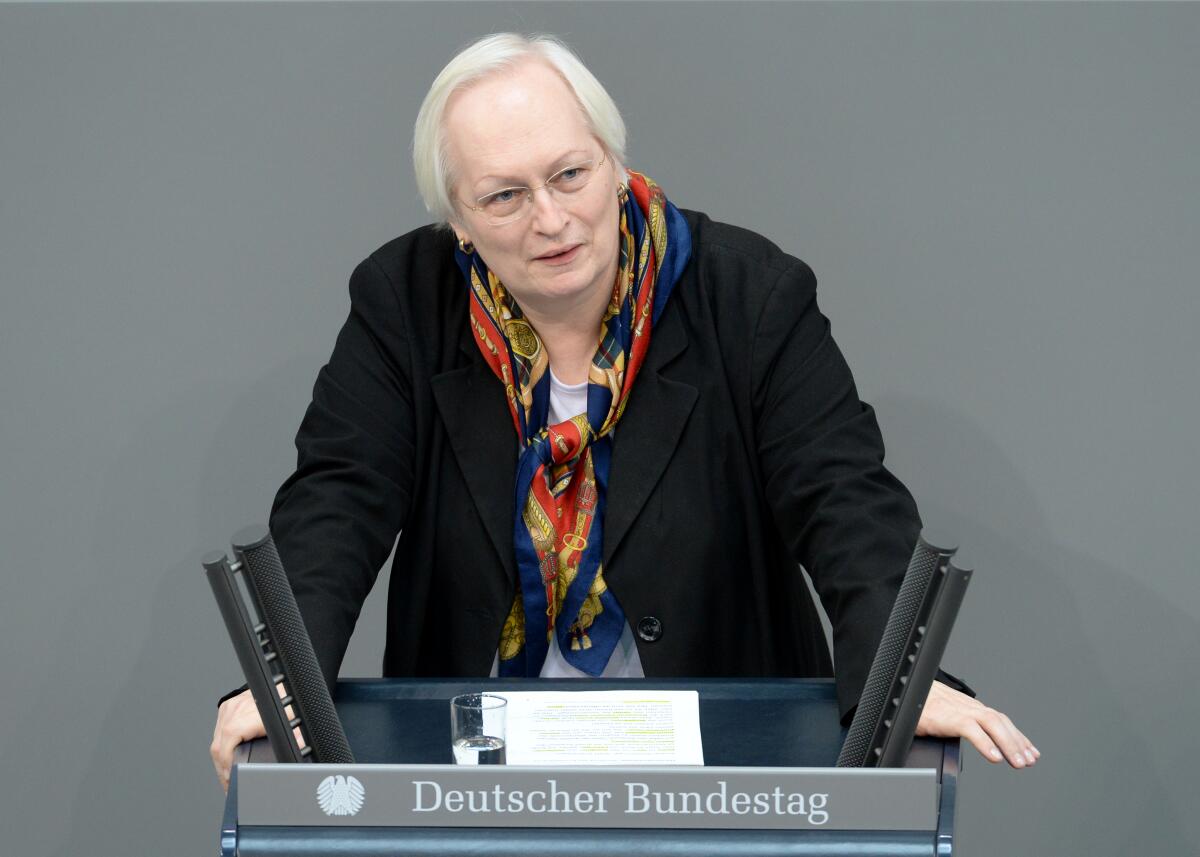 Dr. Valerie Wilms, Bündnis 90/Die Grünen, Bundestagsabgeordnete, Abgeordnete, Mitglied des Deutschen Bundestages, MdB, Rede, Deutscher Bundestag, 31. Sitzung, Epl 12, Thema: Haushalt 2014 - Verkehr und digitale Infrastruktur.; Rednerpult. Wilms, Valerie Dr. Valerie Wilms, Bündnis 90/Die Grünen, Bundestagsabgeordnete, Abgeordnete, Mitglied des Deutschen Bundestages, MdB, Rede, Deutscher Bundestag, 31. Sitzung, Epl 12, Thema: Haushalt 2014 - Verkehr und digitale Infrastruktur.; Rednerpult.