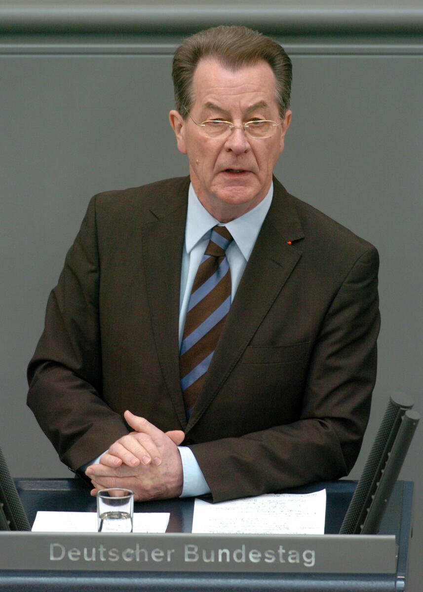 Müntefering, Franz Franz Müntefering, SPD, Bundesminister für Arbeit und Soziales, MdB, während seiner Rede im Deutschen Bundestag.; Minister, Arbeitsminister