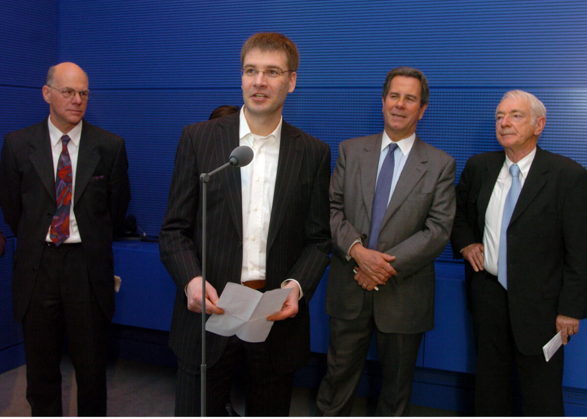 Lammert, Norbert; Debré, Jean-Louis; Schieder, Martin; Goeldel, Denis Verleihung des Deutsch-Französischen Parlamentspreises durch den Präsidenten des Deutschen Bundestages, Dr. Norbert Lammert, CDU/CSU, (li.), und seinen französischen Amtskollegen, Jean-Louis Debré, (2.v.re.), Präsident des Assemblée Nationale, an die Preisträger Martin Schieder, (2.v.li.), Deutschland, und Denis Goeldel, (re.), Frankreich.