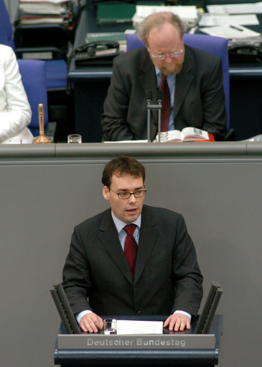 Peter Friedrich, MdB, SPD, Rede, Deutscher Bundestag, 32. Sitzung, TOP 3, Thema: Rentenversicherung. Vorsitz: Bundestagsvizepräsident Wolfgang Thierse, SPD.; Rednerpult. Friedrich, Peter; Thierse, Wolfgang Peter Friedrich, MdB, SPD, Rede, Deutscher Bundestag, 32. Sitzung, TOP 3, Thema: Rentenversicherung. Vorsitz: Bundestagsvizepräsident Wolfgang Thierse, SPD.; Rednerpult.