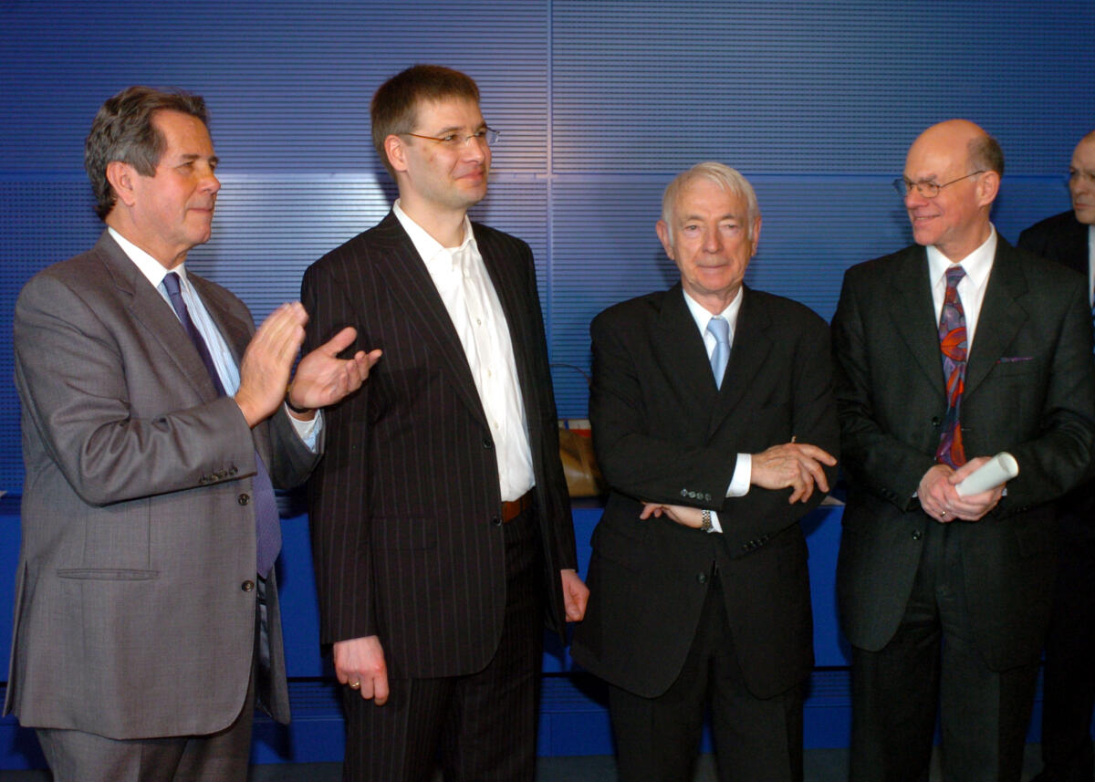 Lammert, Norbert; Debré, Jean-Louis; Schieder, Martin; Goeldel, Denis Verleihung des Deutsch-Französischen Parlamentspreises durch den Präsidenten des Deutschen Bundestages, Dr. Norbert Lammert, (re.), CDU/CSU, und seinen französischen Amtskollegen, Jean-Louis Debré, (li.), Präsident des Assemblée Nationale, an die Preisträger Martin Schieder, (2.v.li.), Deutschland, und Denis Goeldel, (2.v.re.), Frankreich.