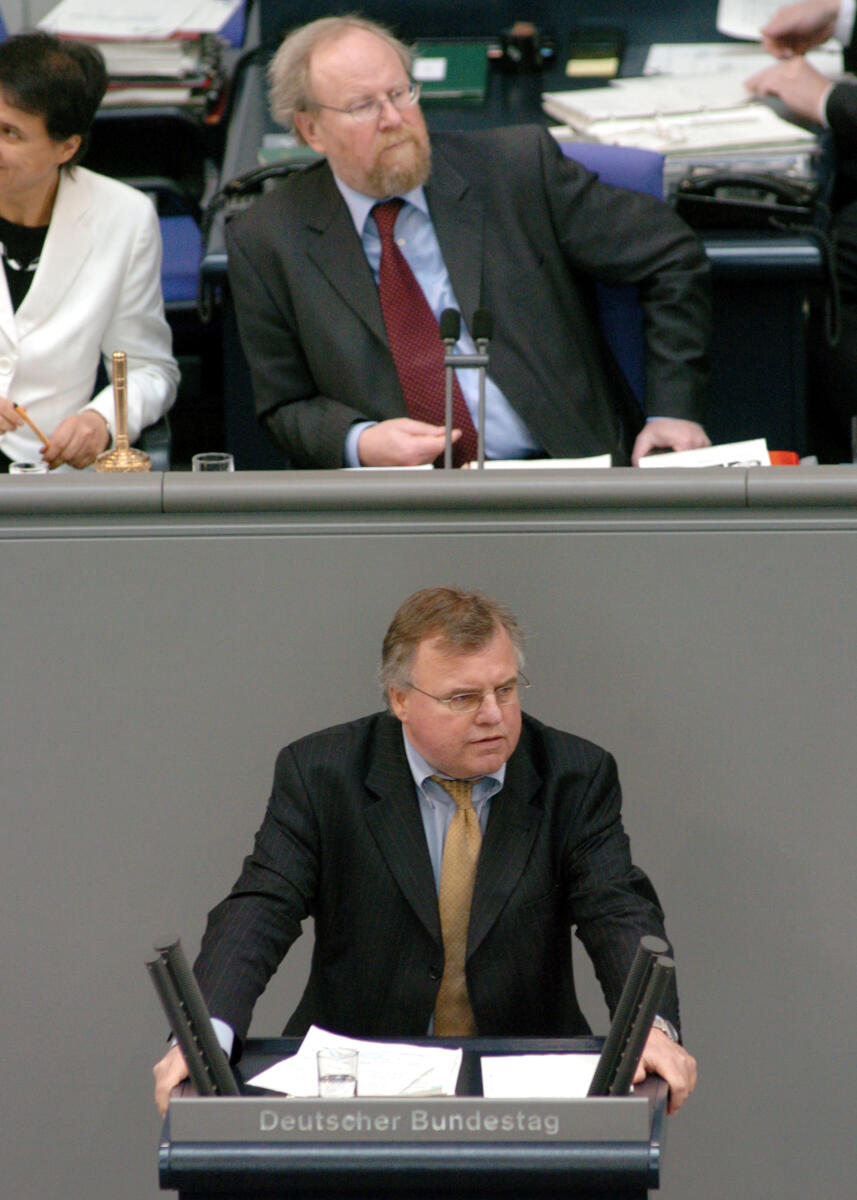 Weiß, Gerald; Thierse, Wolfgang Gerald Weiß, MdB, CDU/CSU, Rede, Deutscher Bundestag, 32.Sitzung, TOP4, Thema: Hartz IV. Vorsitz: Bundestagsvizepräsident Wolfgang Thierse, SPD.

Rednerpult.