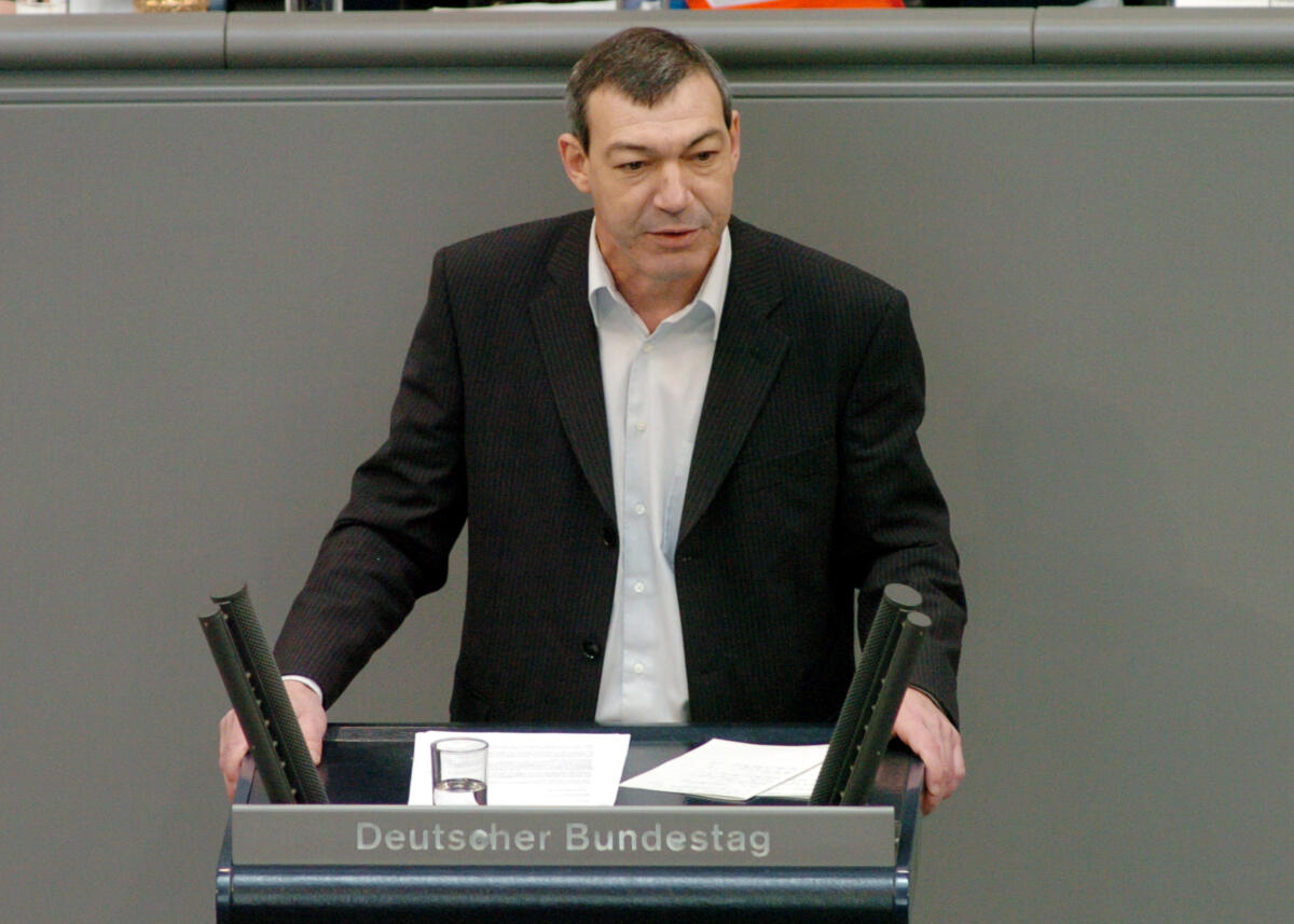 Schaaf, Anton Anton Schaaf, MdB, SPD, Rede, Deutscher Bundestag, 32.Sitzung, TOP3, Thema: Rentenversicherung.

Rednerpult.