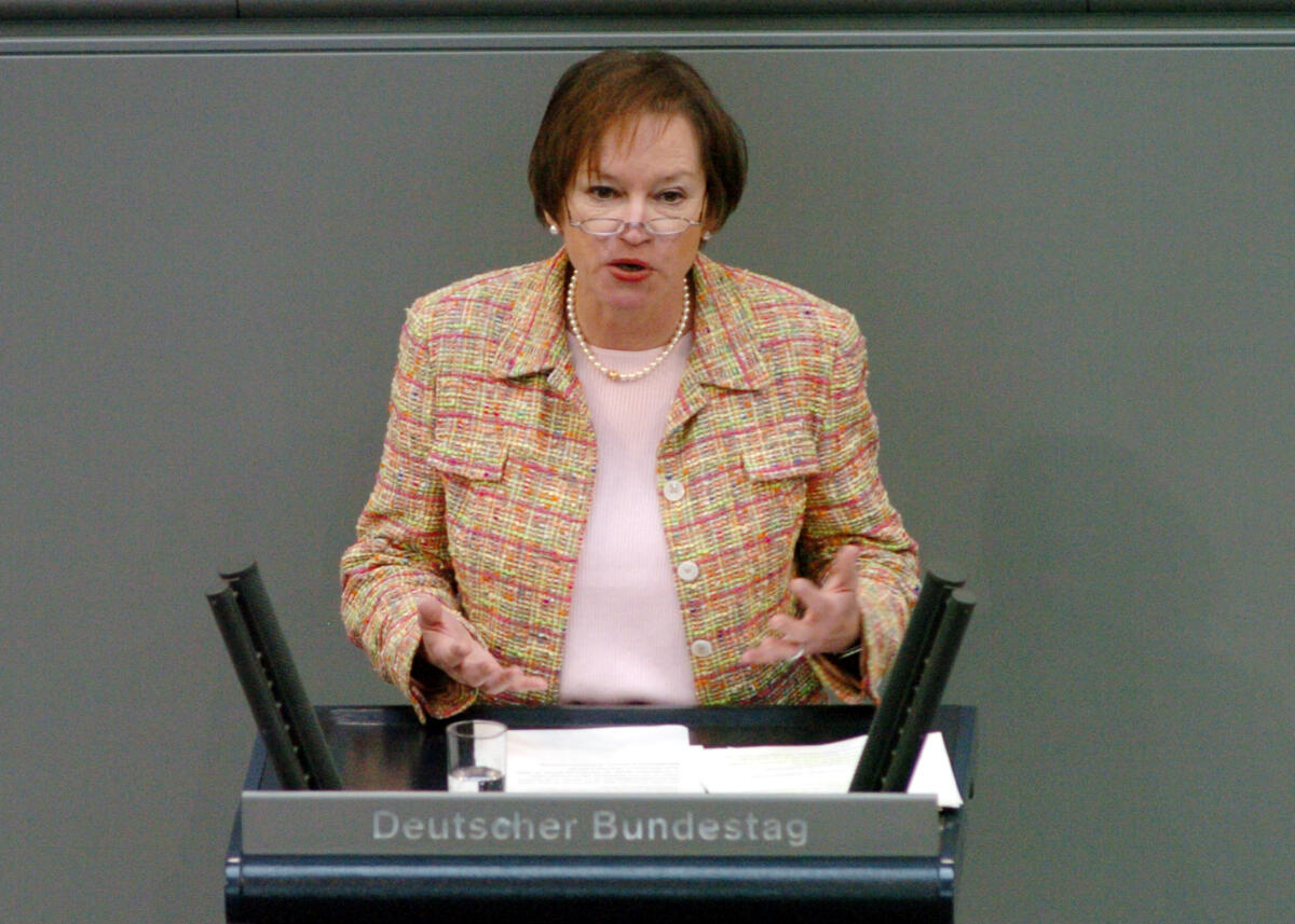 Schewe-Gerigk, Irmingard Irmingard Schewe-Gerigk, MdB, Bündnis 90/Die Grünen, Rede, Deutscher Bundestag, 32.Sitzung, TOP3, Thema: Rentenversicherung.

Rednerpult.